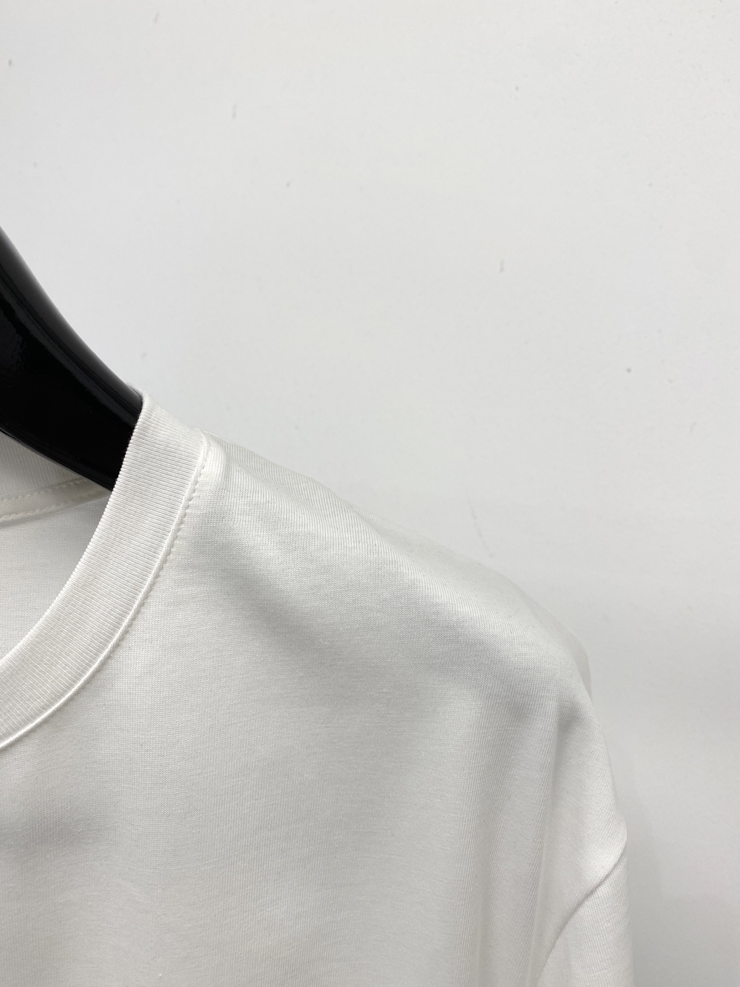 路易威登、2026新品短袖T恤，帅气时尚，胸前顶级印花字母logo，简约百搭款。面料棉 不仅挺括，保持潮