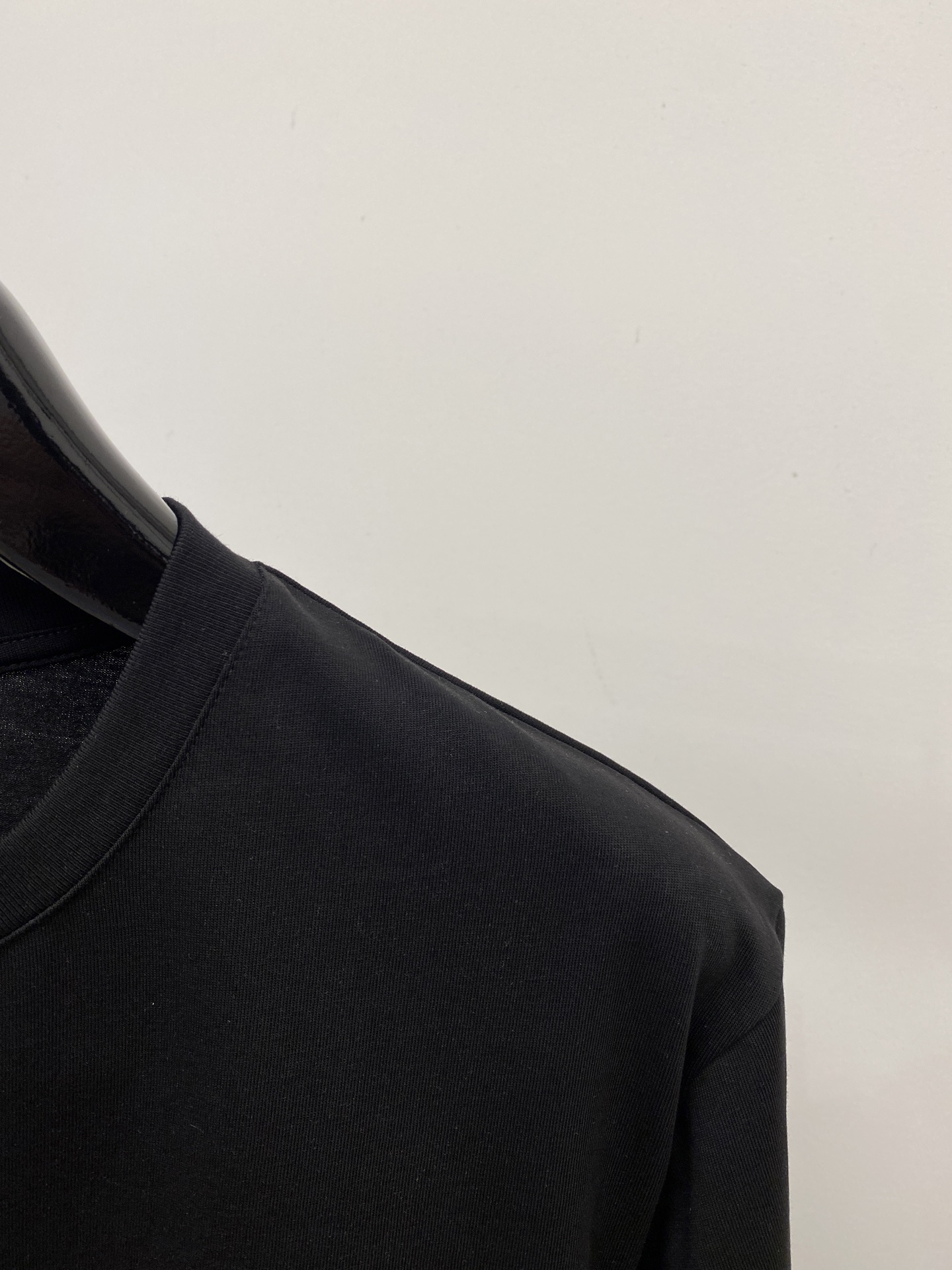 蒙口、2026新品短袖T恤，帅气时尚，领口顶级印胶字母logo，简约百搭款。面料棉 不仅挺括，保持潮流的