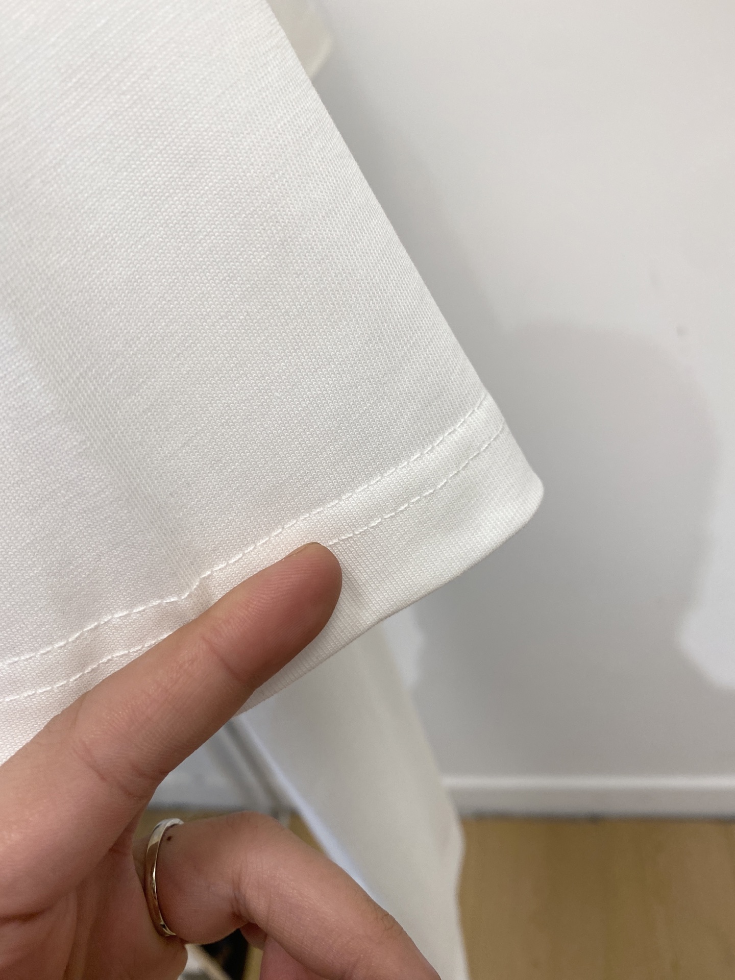 巴宝莉、2026新品短袖T恤，帅气时尚，胸前顶级印胶图案字母logo，简约百搭款。面料棉 不仅挺括，保持