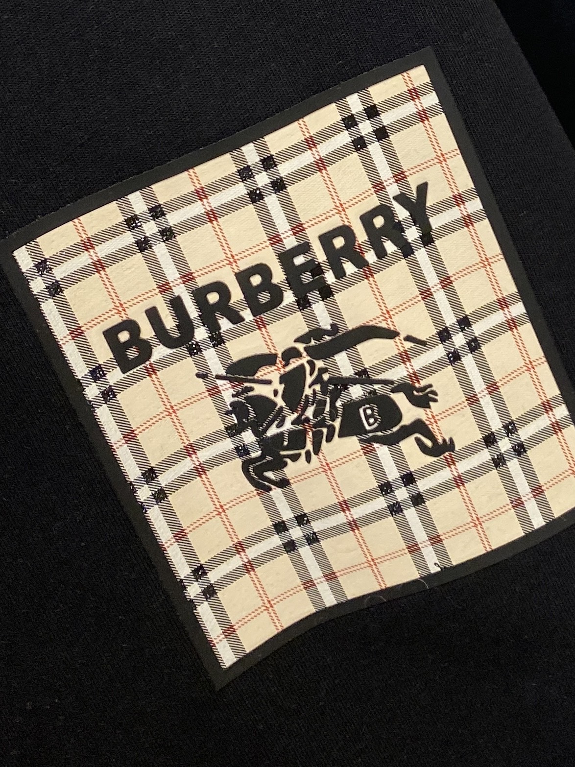 巴宝莉、2026新品短袖T恤，帅气时尚，胸前顶级印胶图案字母logo，简约百搭款。面料棉 不仅挺括，保持