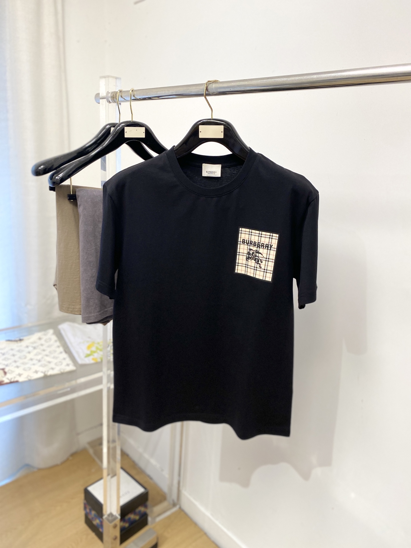 巴宝莉、2026新品短袖T恤，帅气时尚，胸前顶级印胶图案字母logo，简约百搭款。面料棉 不仅挺括，保持