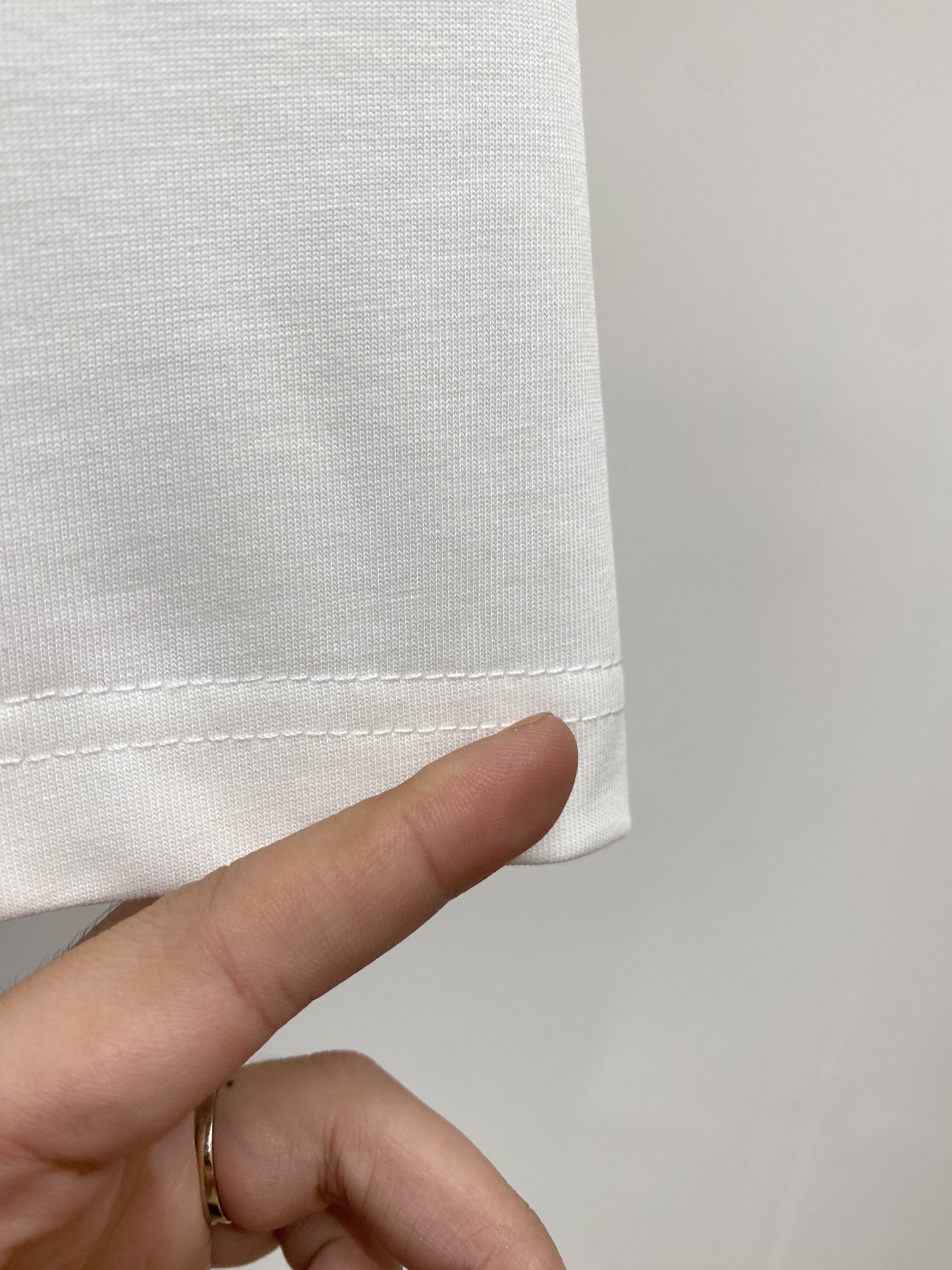 巴宝莉、2026新品短袖T恤，帅气时尚，胸前顶级印胶图案字母logo，简约百搭款。面料棉 不仅挺括，保持