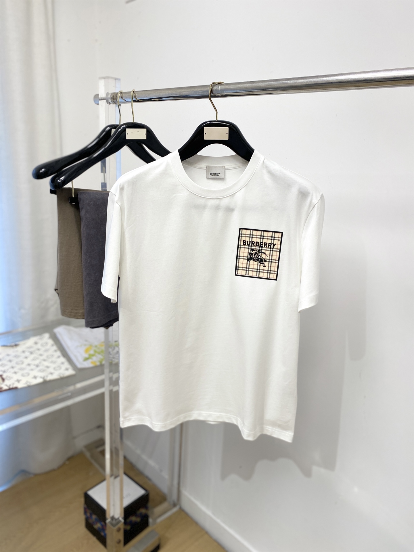 巴宝莉、2026新品短袖T恤，帅气时尚，胸前顶级印胶图案字母logo，简约百搭款。面料棉 不仅挺括，保持