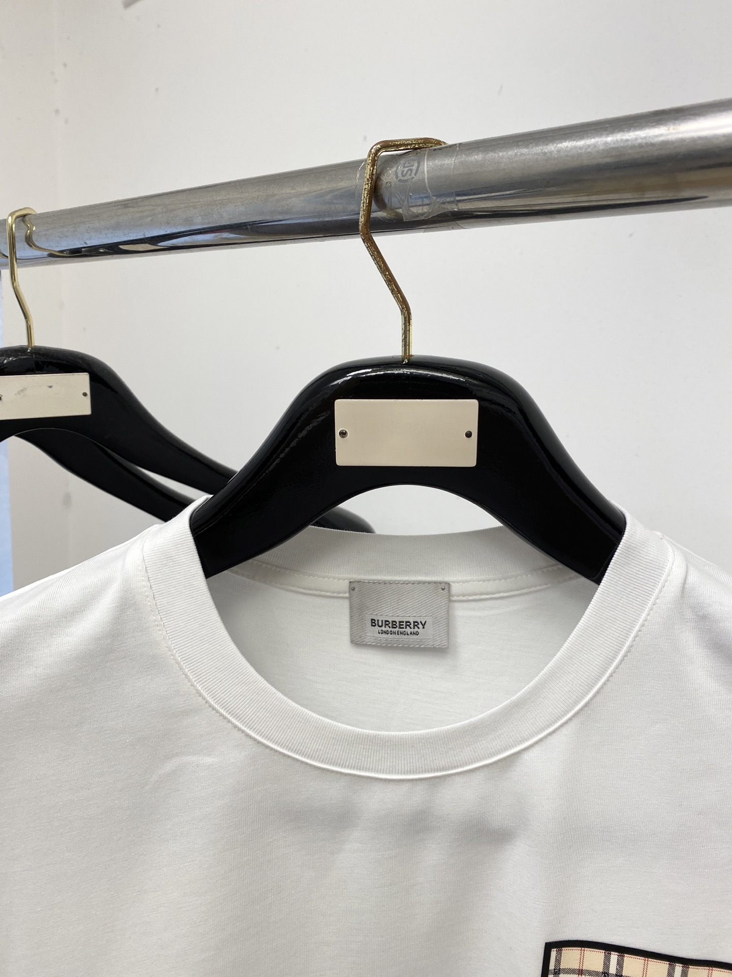 巴宝莉、2026新品短袖T恤，帅气时尚，胸前顶级印胶图案字母logo，简约百搭款。面料棉 不仅挺括，保持