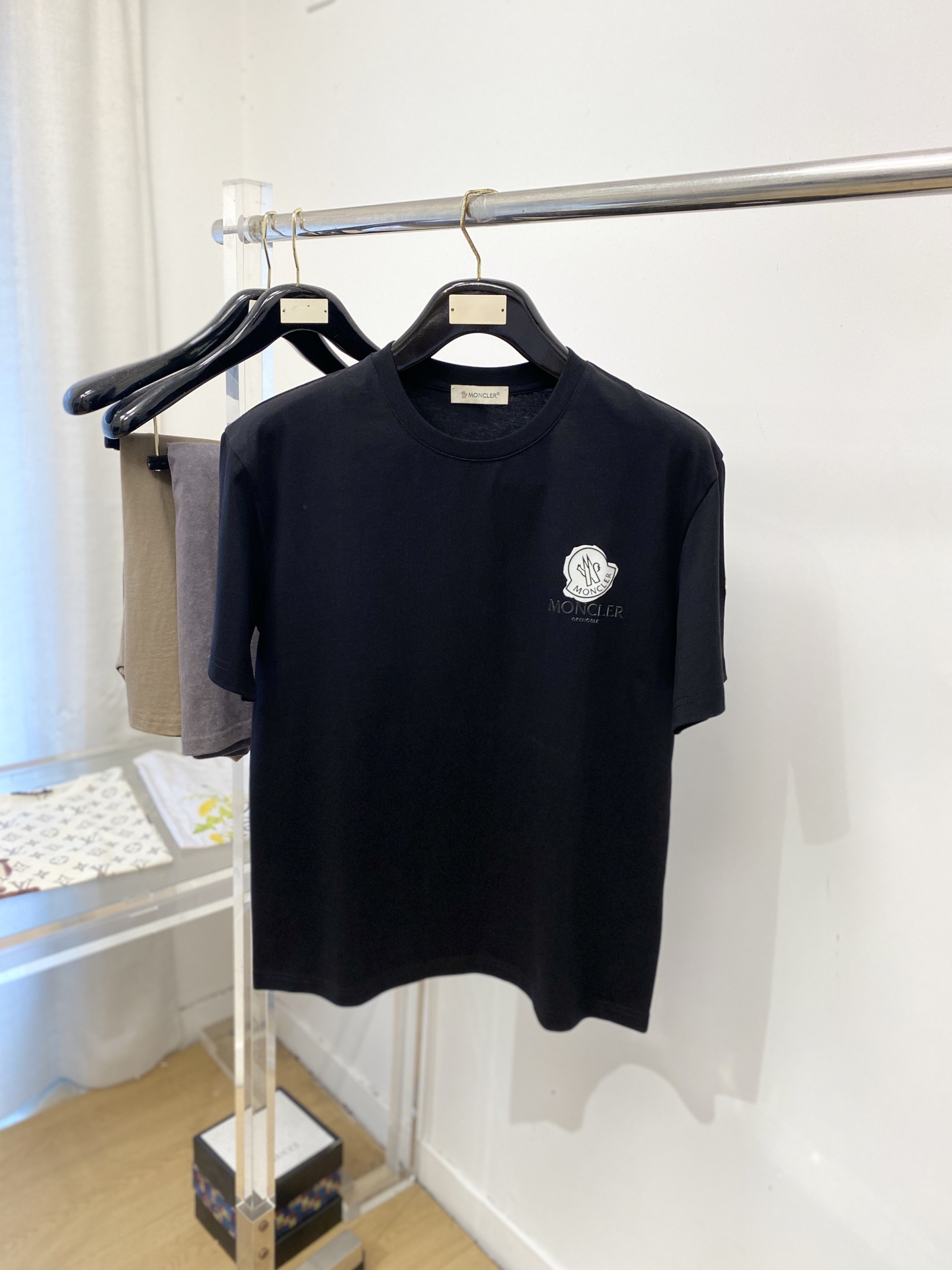 蒙口、2026新品短袖T恤，帅气时尚，胸前顶级印花图案字母logo，简约百搭款。面料棉 不仅挺括，保持潮