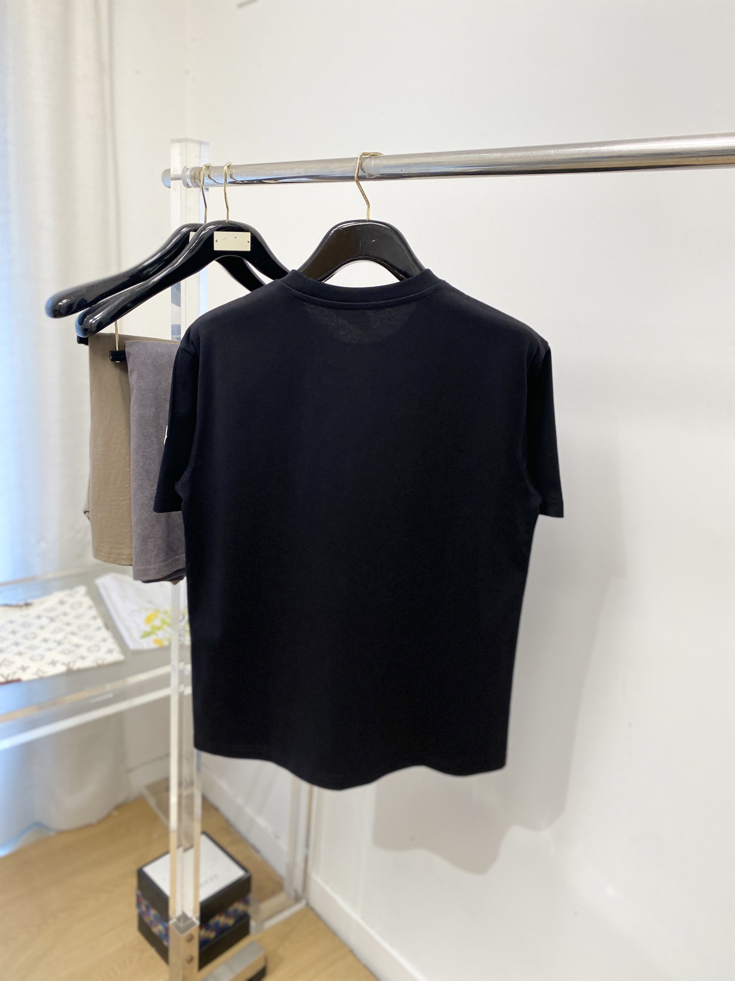 蒙口、2026新品短袖T恤，帅气时尚，胸前顶级印花图案字母logo，简约百搭款。面料棉 不仅挺括，保持潮