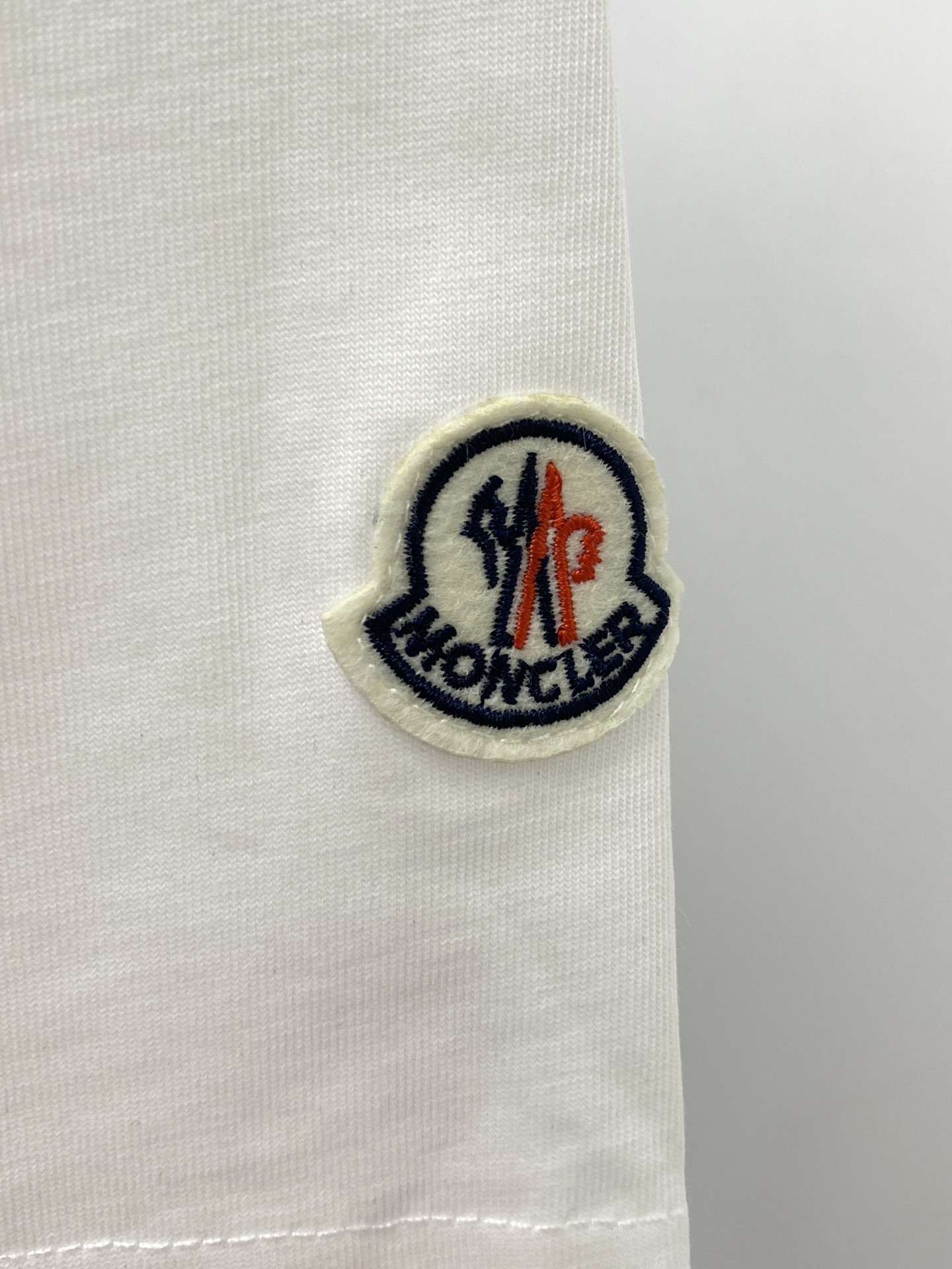 蒙口、2026新品短袖T恤，帅气时尚，胸前顶级印花图案字母logo，简约百搭款。面料棉 不仅挺括，保持潮