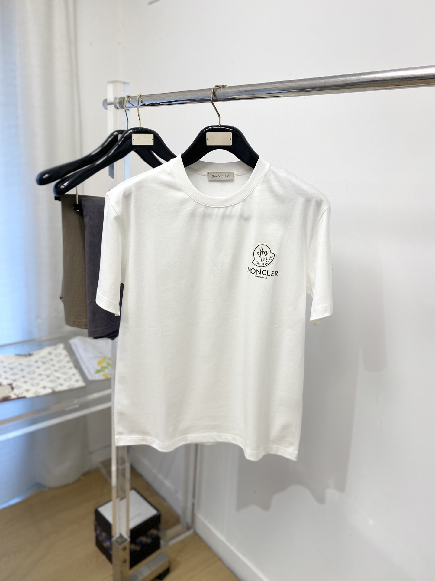 蒙口、2026新品短袖T恤，帅气时尚，胸前顶级印花图案字母logo，简约百搭款。面料棉 不仅挺括，保持潮