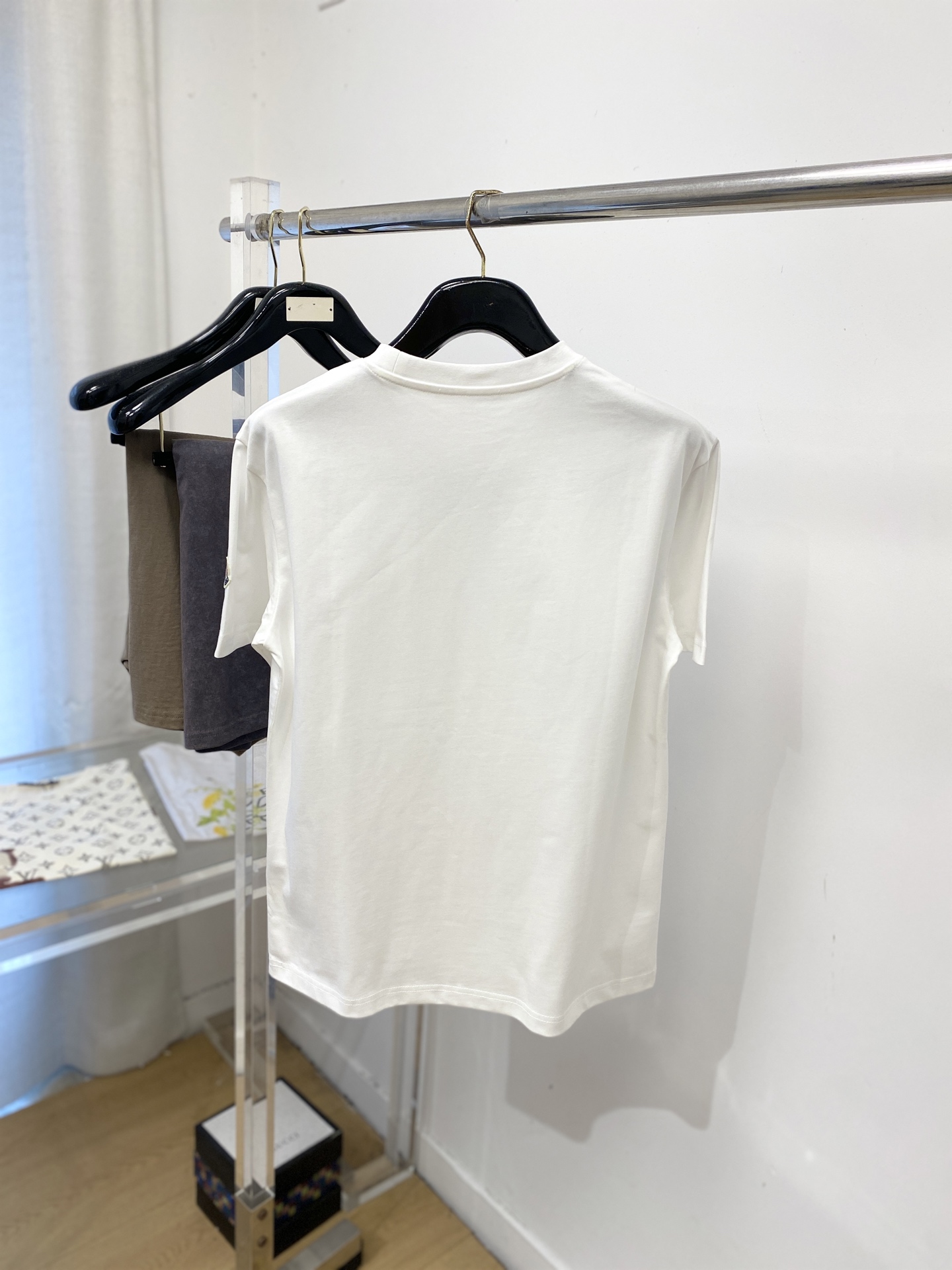 蒙口、2026新品短袖T恤，帅气时尚，胸前顶级印花图案字母logo，简约百搭款。面料棉 不仅挺括，保持潮