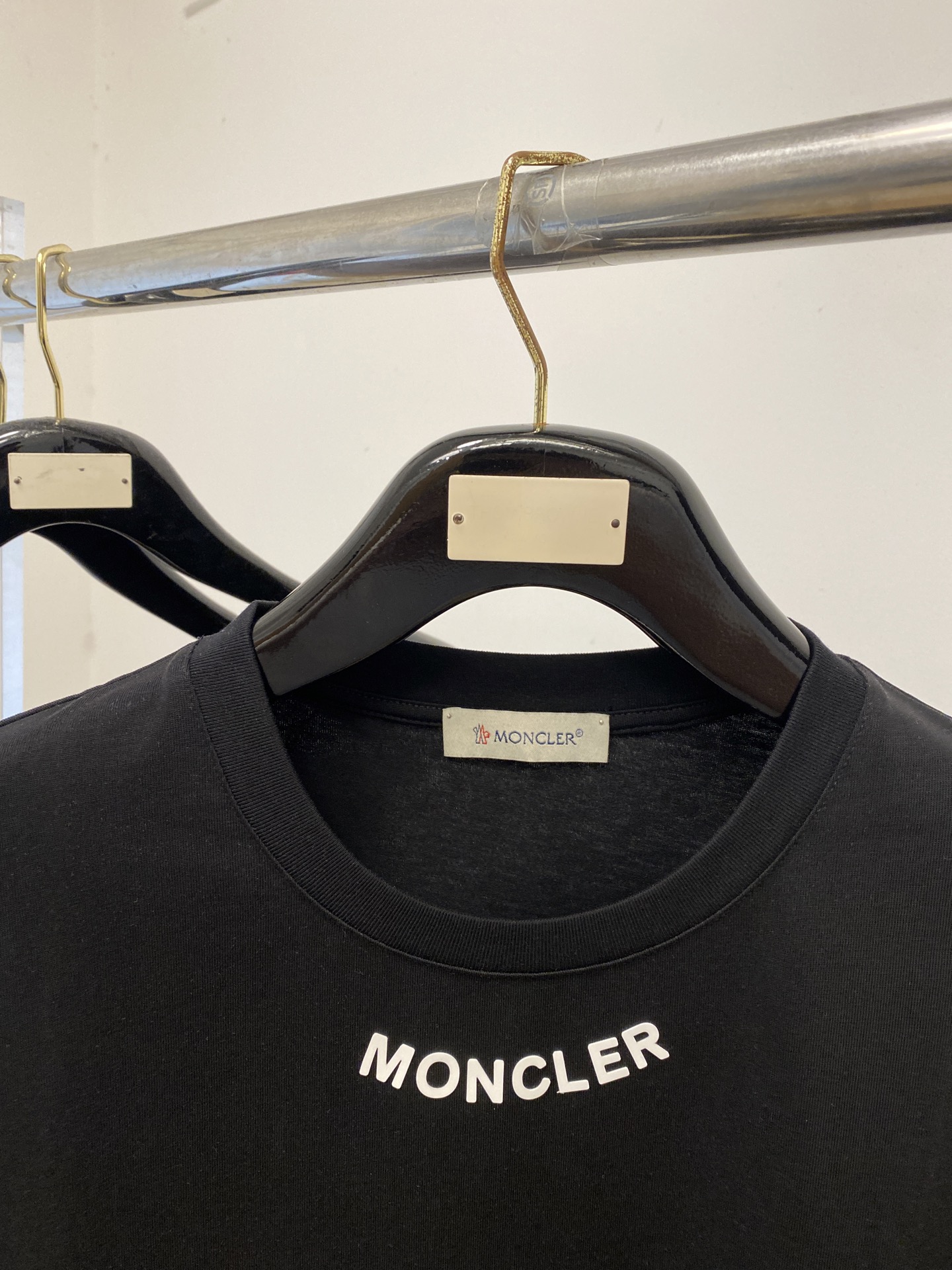 蒙口、2026新品短袖T恤，帅气时尚，领口顶级印胶字母logo，简约百搭款。面料棉 不仅挺括，保持潮流的