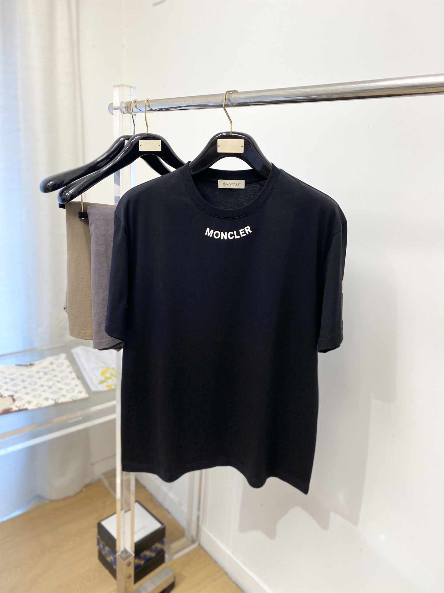 蒙口、2026新品短袖T恤，帅气时尚，领口顶级印胶字母logo，简约百搭款。面料棉 不仅挺括，保持潮流的