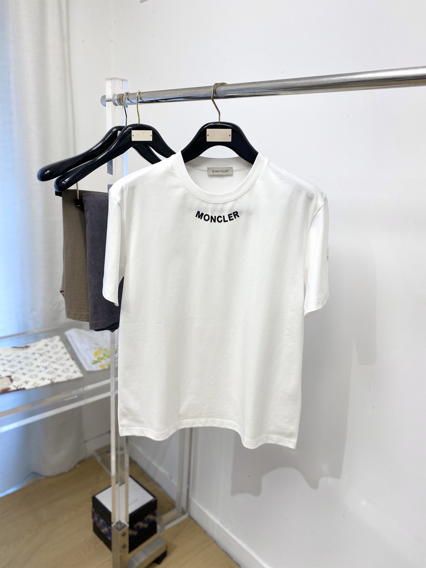 蒙口、2026新品短袖T恤，帅气时尚，领口顶级印胶字母logo，简约百搭款。面料棉 不仅挺括，保持潮流的