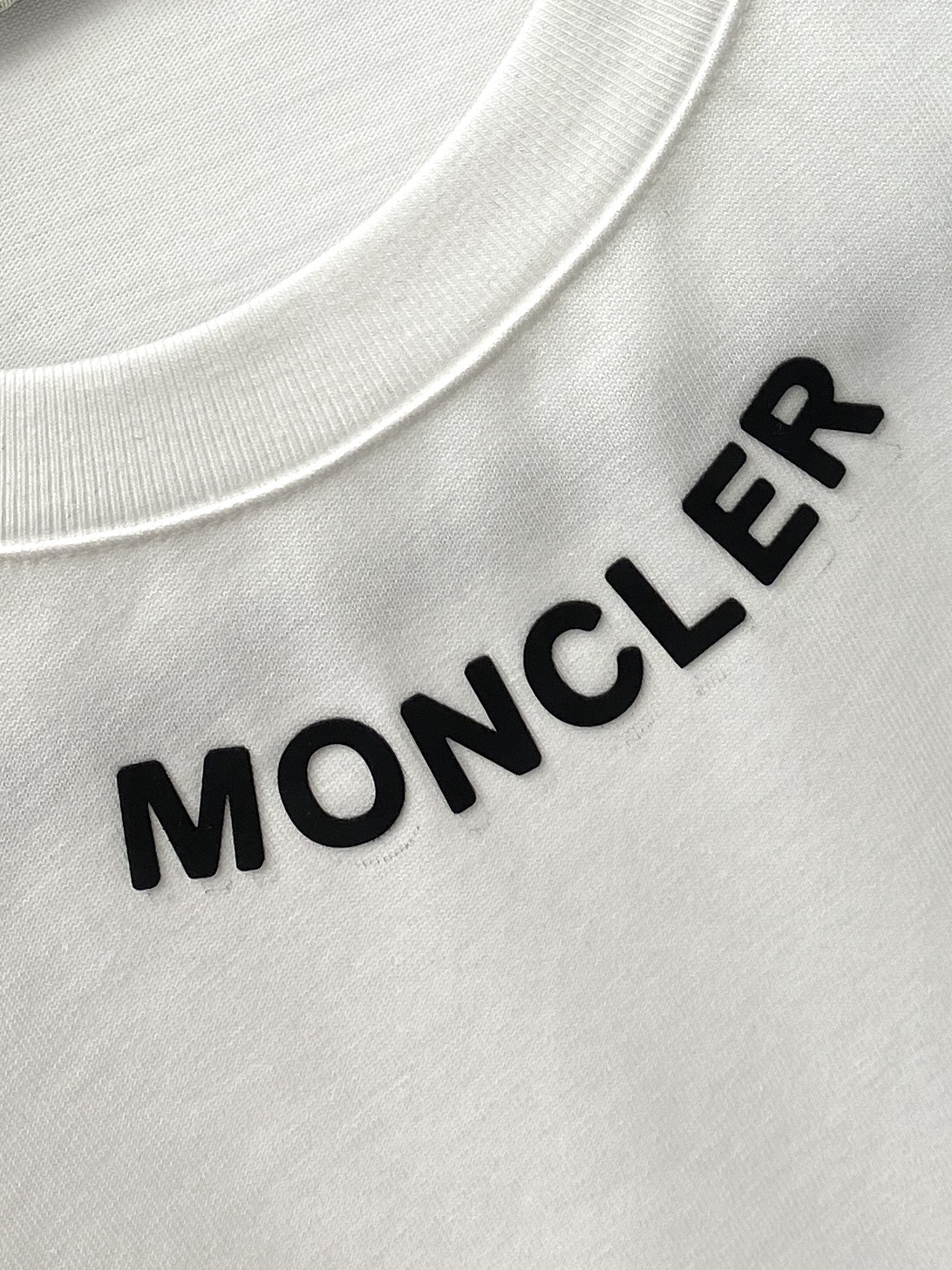 蒙口、2026新品短袖T恤，帅气时尚，领口顶级印胶字母logo，简约百搭款。面料棉 不仅挺括，保持潮流的