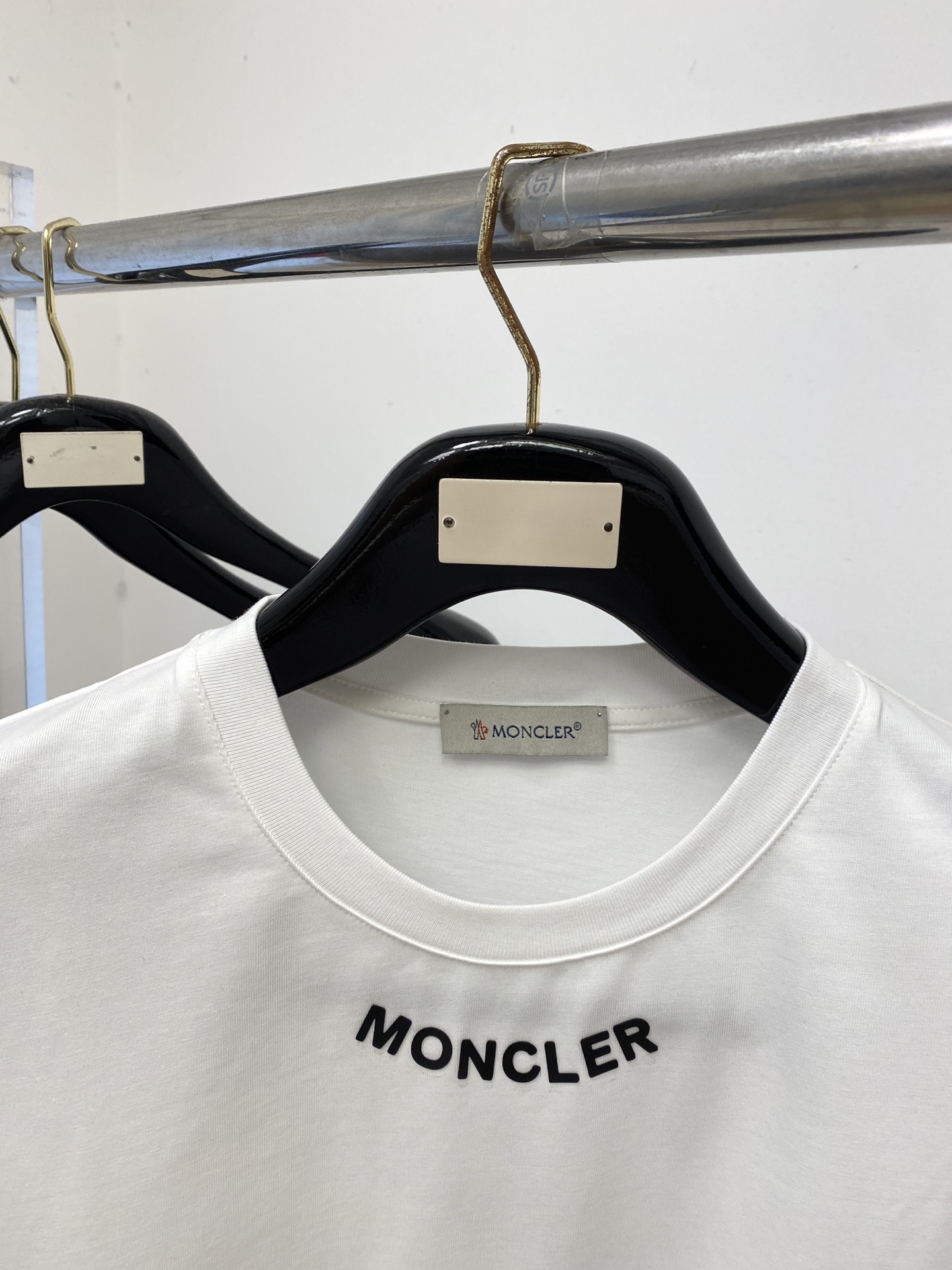 蒙口、2026新品短袖T恤，帅气时尚，领口顶级印胶字母logo，简约百搭款。面料棉 不仅挺括，保持潮流的