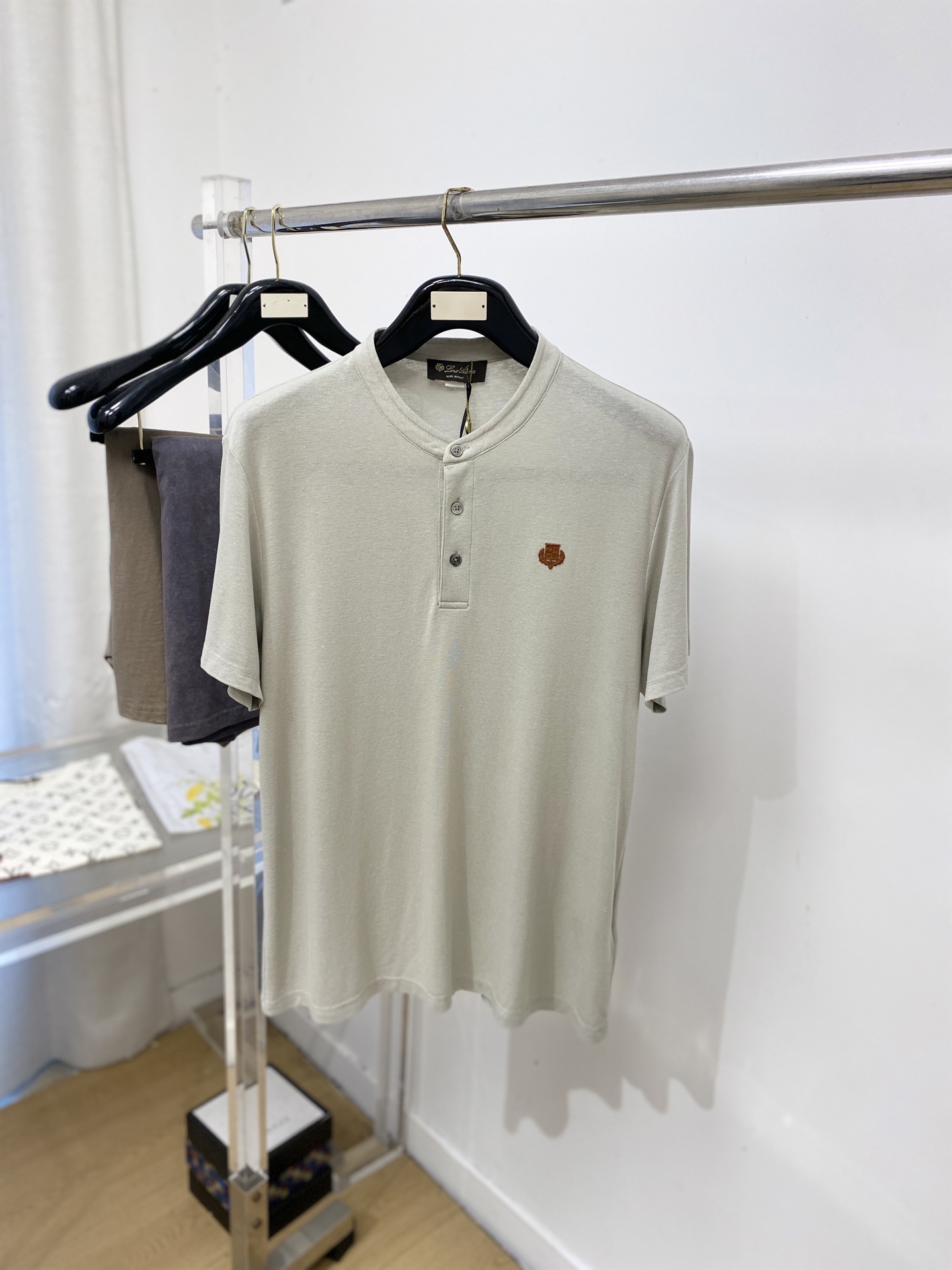 ￼ Loro Piana、2026新品短袖T恤，帅气时尚，胸前顶级印胶图案Logo，简约百搭款。面料棉 