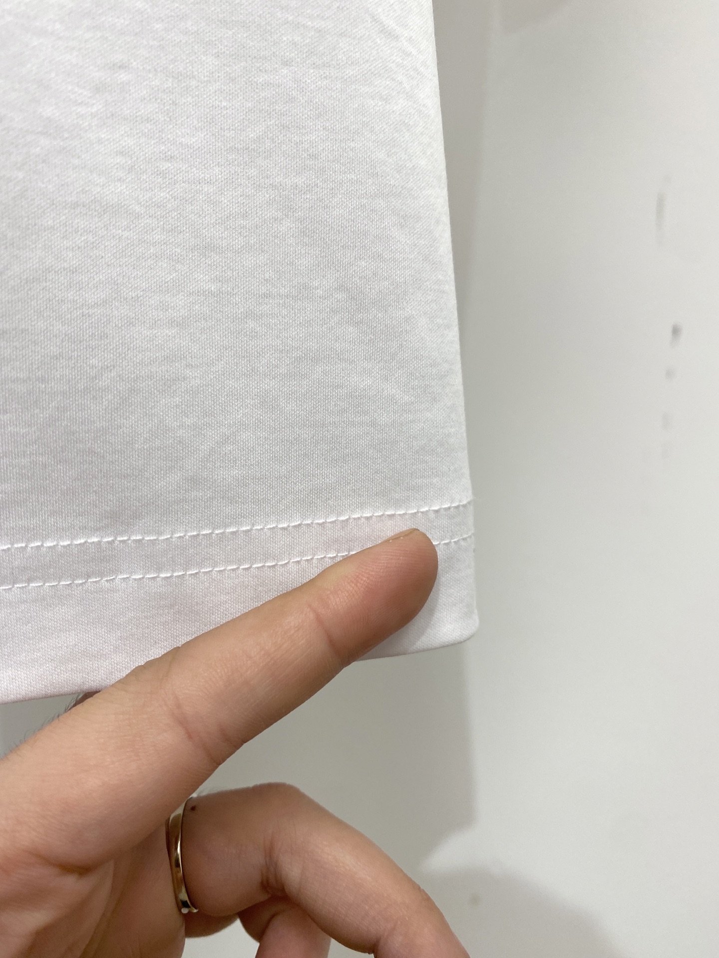 爱马仕、2026新品短袖T恤，帅气时尚，胸前顶级定织图案logo，简约百搭款。面料棉 不仅挺括，保持潮流