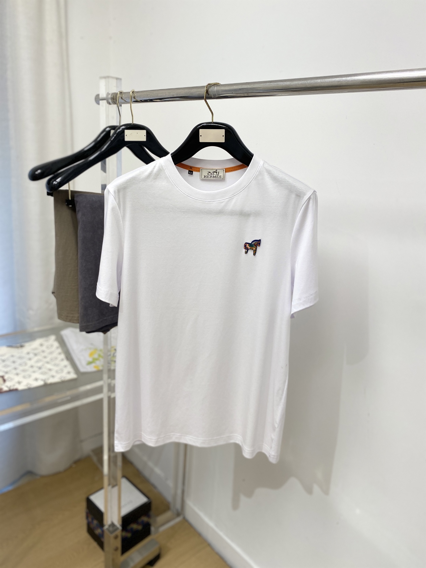 爱马仕、2026新品短袖T恤，帅气时尚，胸前顶级定织图案logo，简约百搭款。面料棉 不仅挺括，保持潮流