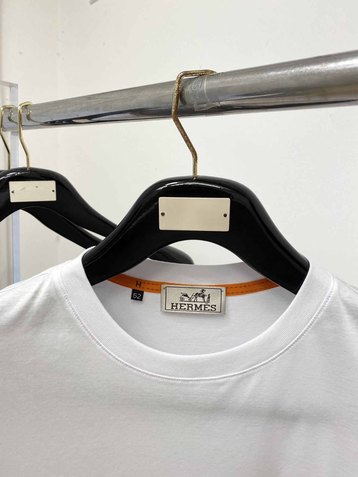 爱马仕、2026新品短袖T恤，帅气时尚，胸前顶级定织图案logo，简约百搭款。面料棉 不仅挺括，保持潮流