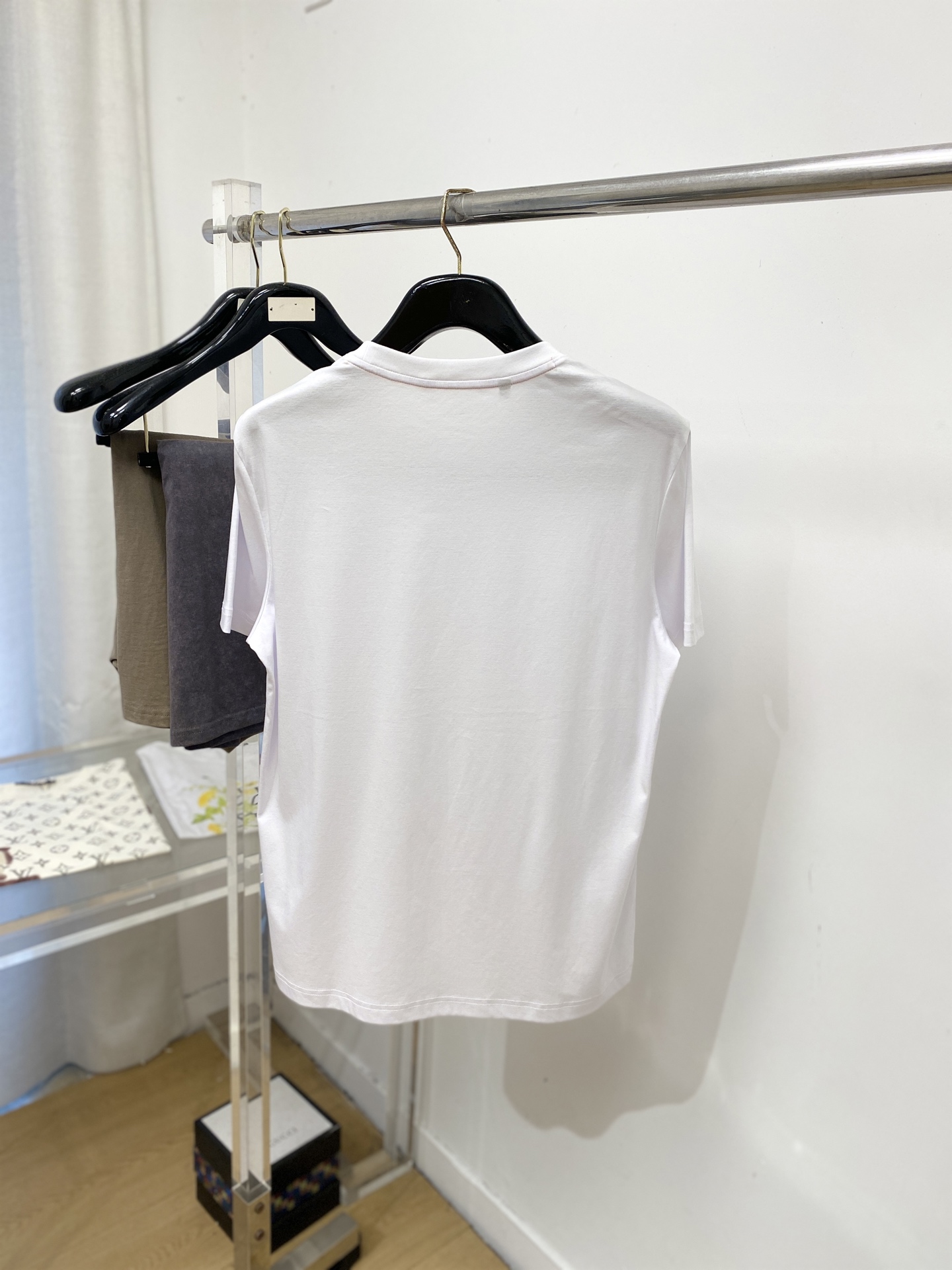 爱马仕、2026新品短袖T恤，帅气时尚，胸前顶级定织图案logo，简约百搭款。面料棉 不仅挺括，保持潮流