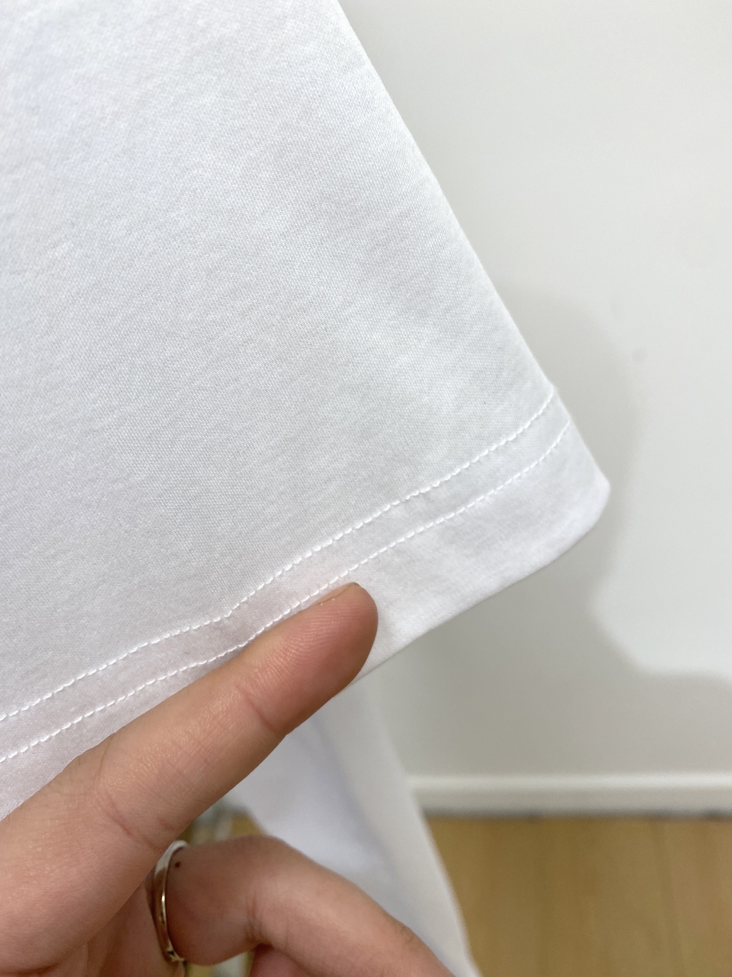 爱马仕、2026新品短袖T恤，帅气时尚，胸前顶级定织图案logo，简约百搭款。面料棉 不仅挺括，保持潮流