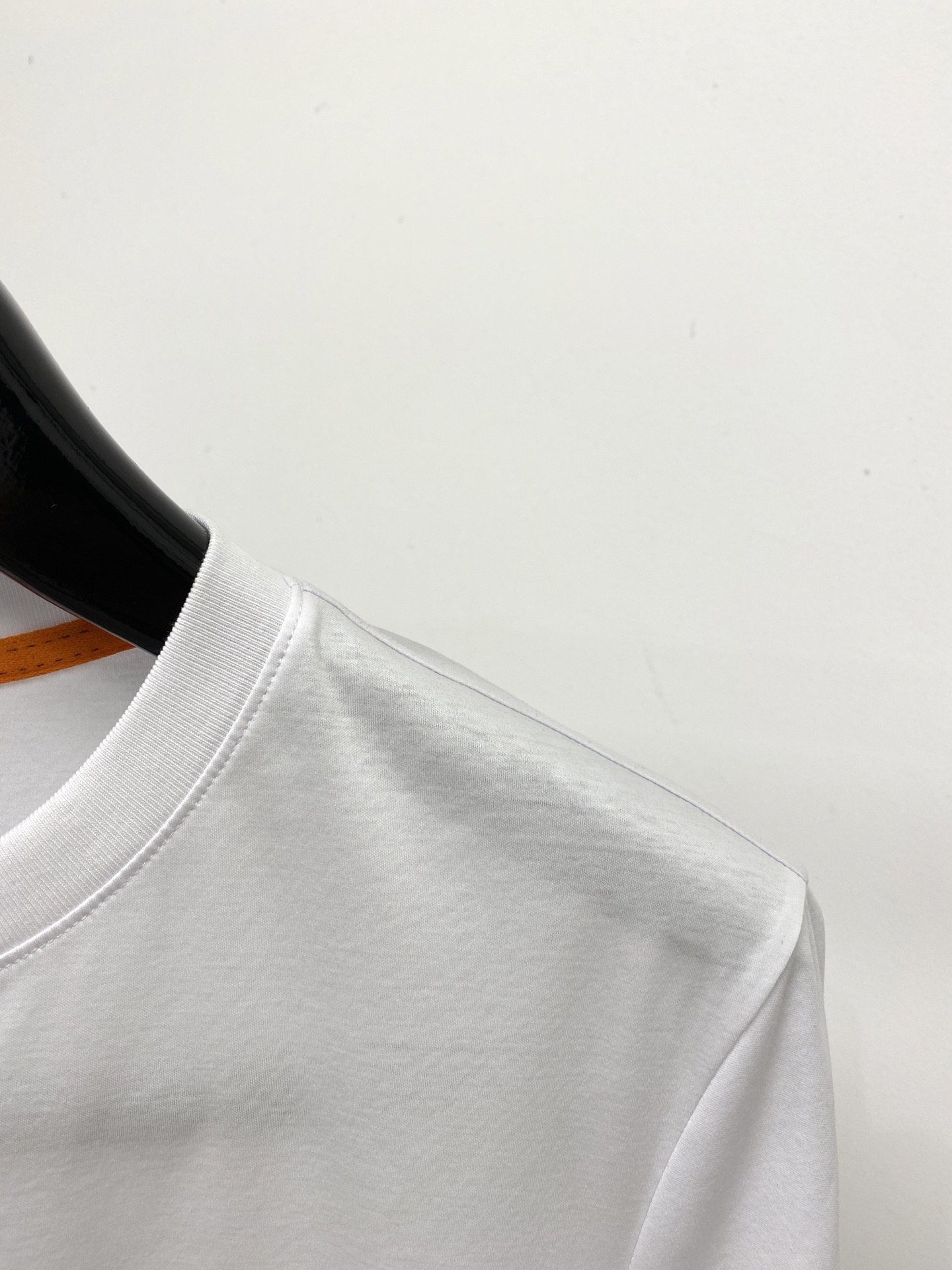 爱马仕、2026新品短袖T恤，帅气时尚，胸前顶级定织图案logo，简约百搭款。面料棉 不仅挺括，保持潮流