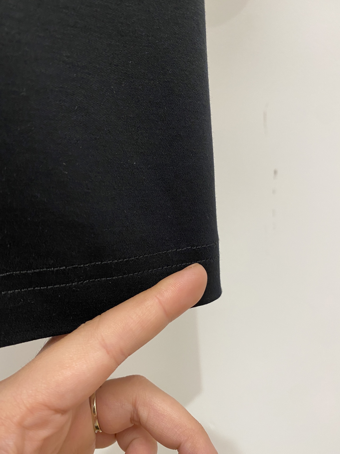 爱马仕、2026新品短袖T恤，帅气时尚，胸前顶级定织图案logo，简约百搭款。面料棉 不仅挺括，保持潮流