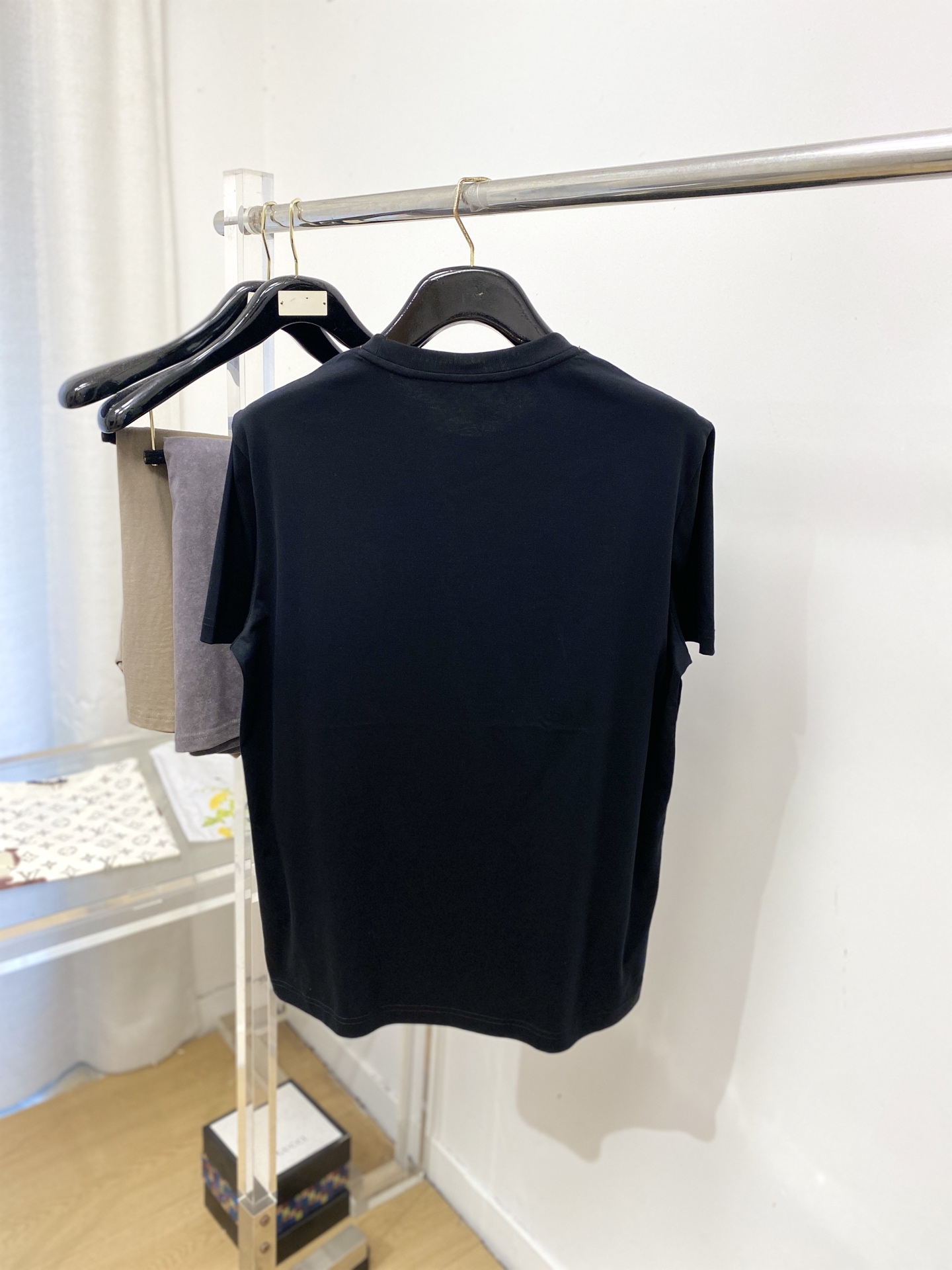 爱马仕、2026新品短袖T恤，帅气时尚，胸前顶级定织图案logo，简约百搭款。面料棉 不仅挺括，保持潮流