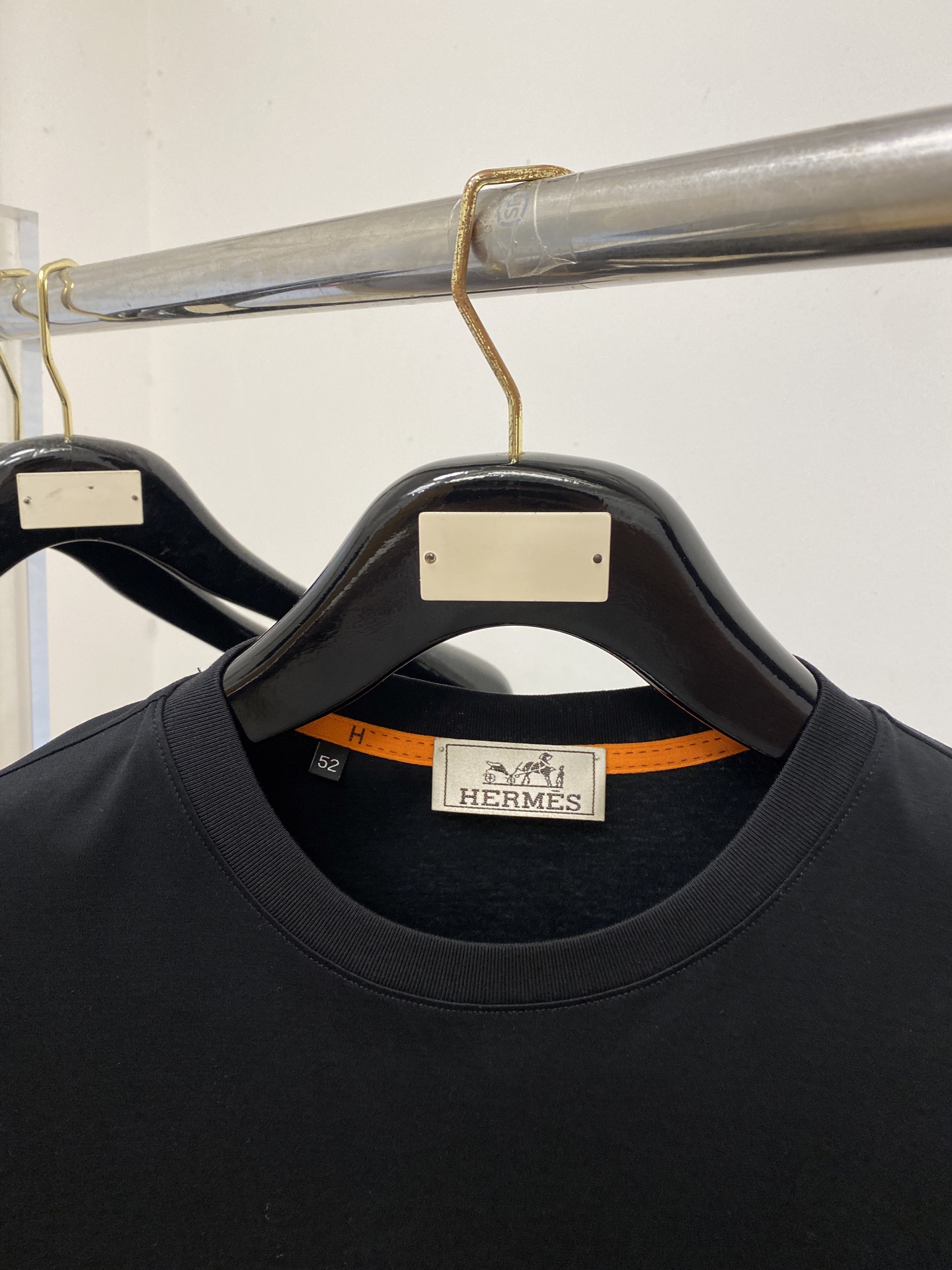 爱马仕、2026新品短袖T恤，帅气时尚，胸前顶级定织图案logo，简约百搭款。面料棉 不仅挺括，保持潮流