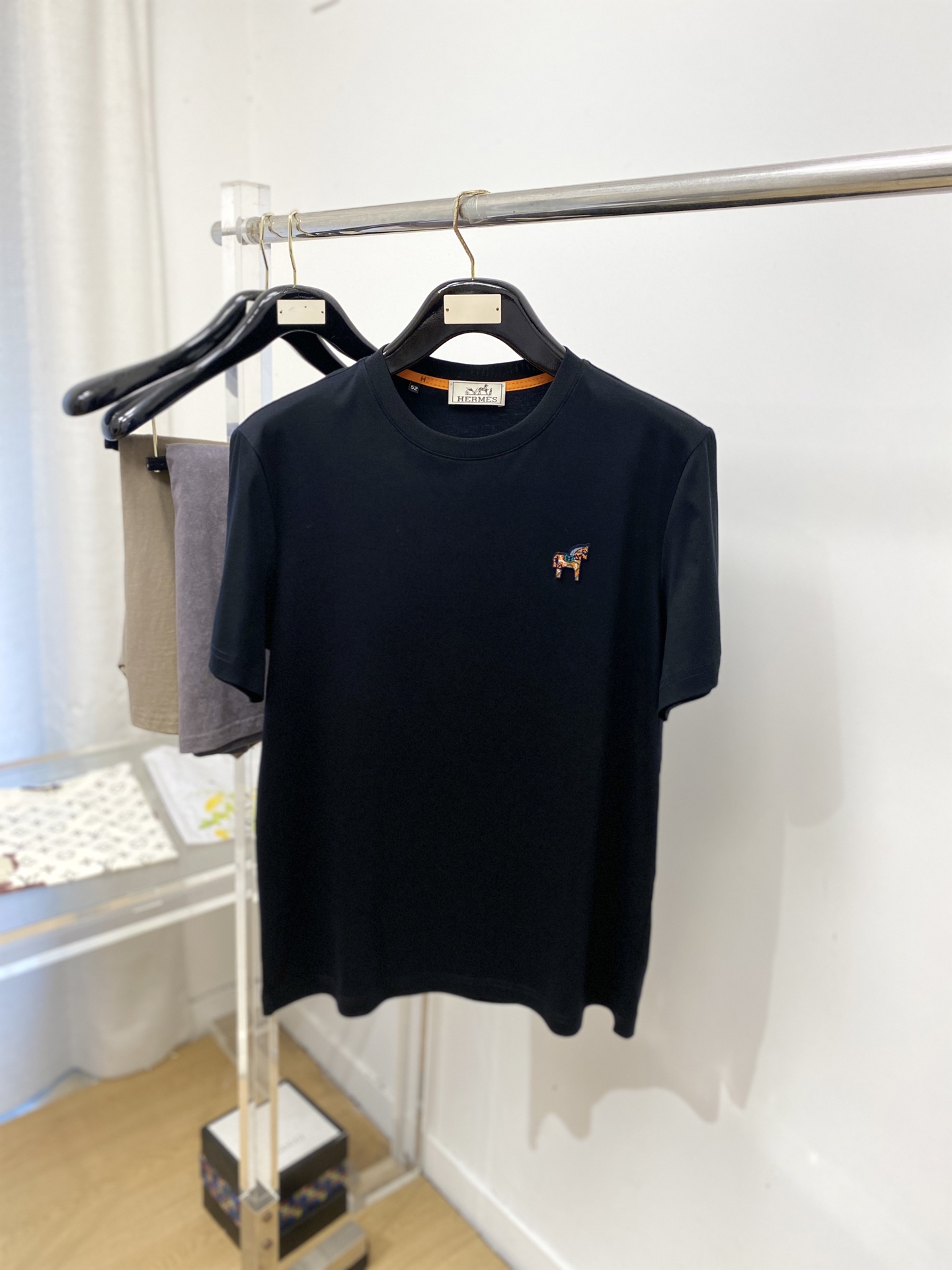 爱马仕、2026新品短袖T恤，帅气时尚，胸前顶级定织图案logo，简约百搭款。面料棉 不仅挺括，保持潮流