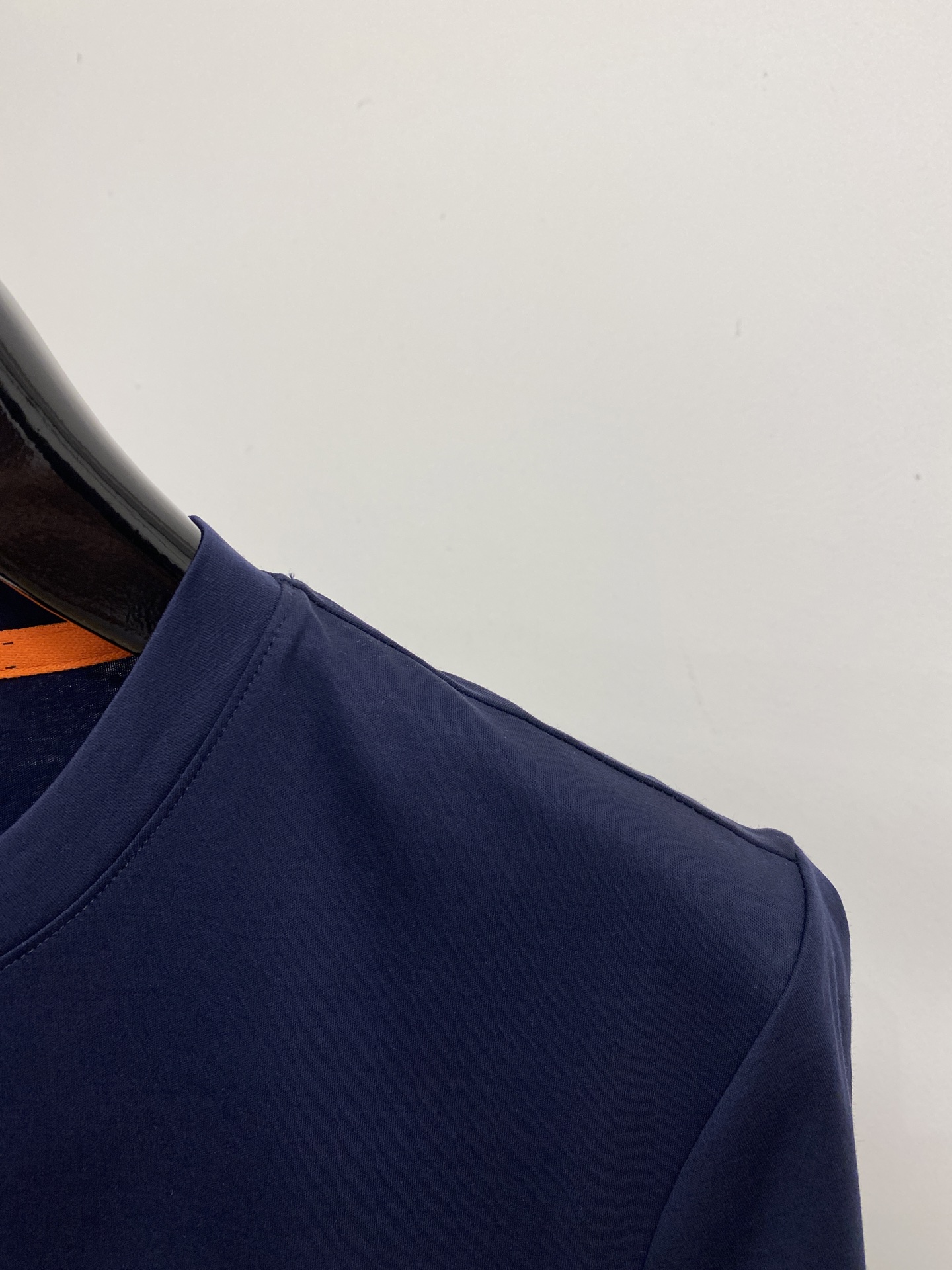 爱马仕、2026新品短袖T恤，帅气时尚，胸前顶级定织图案logo，简约百搭款。面料棉 不仅挺括，保持潮流