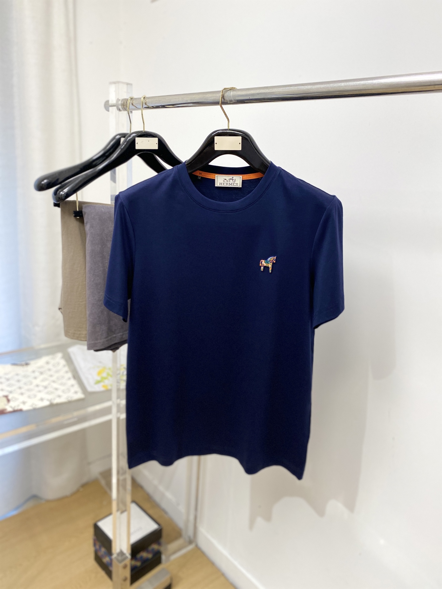 爱马仕、2026新品短袖T恤，帅气时尚，胸前顶级定织图案logo，简约百搭款。面料棉 不仅挺括，保持潮流