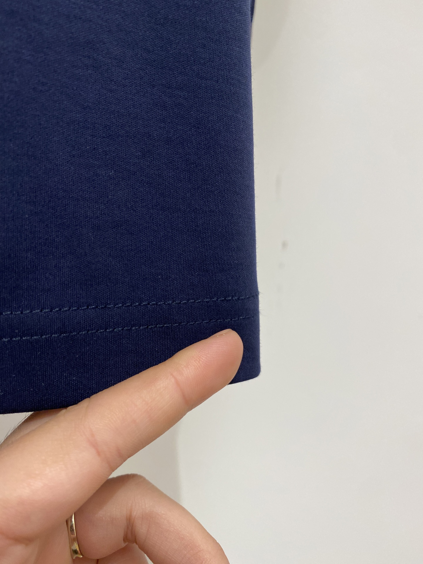 爱马仕、2026新品短袖T恤，帅气时尚，胸前顶级定织图案logo，简约百搭款。面料棉 不仅挺括，保持潮流