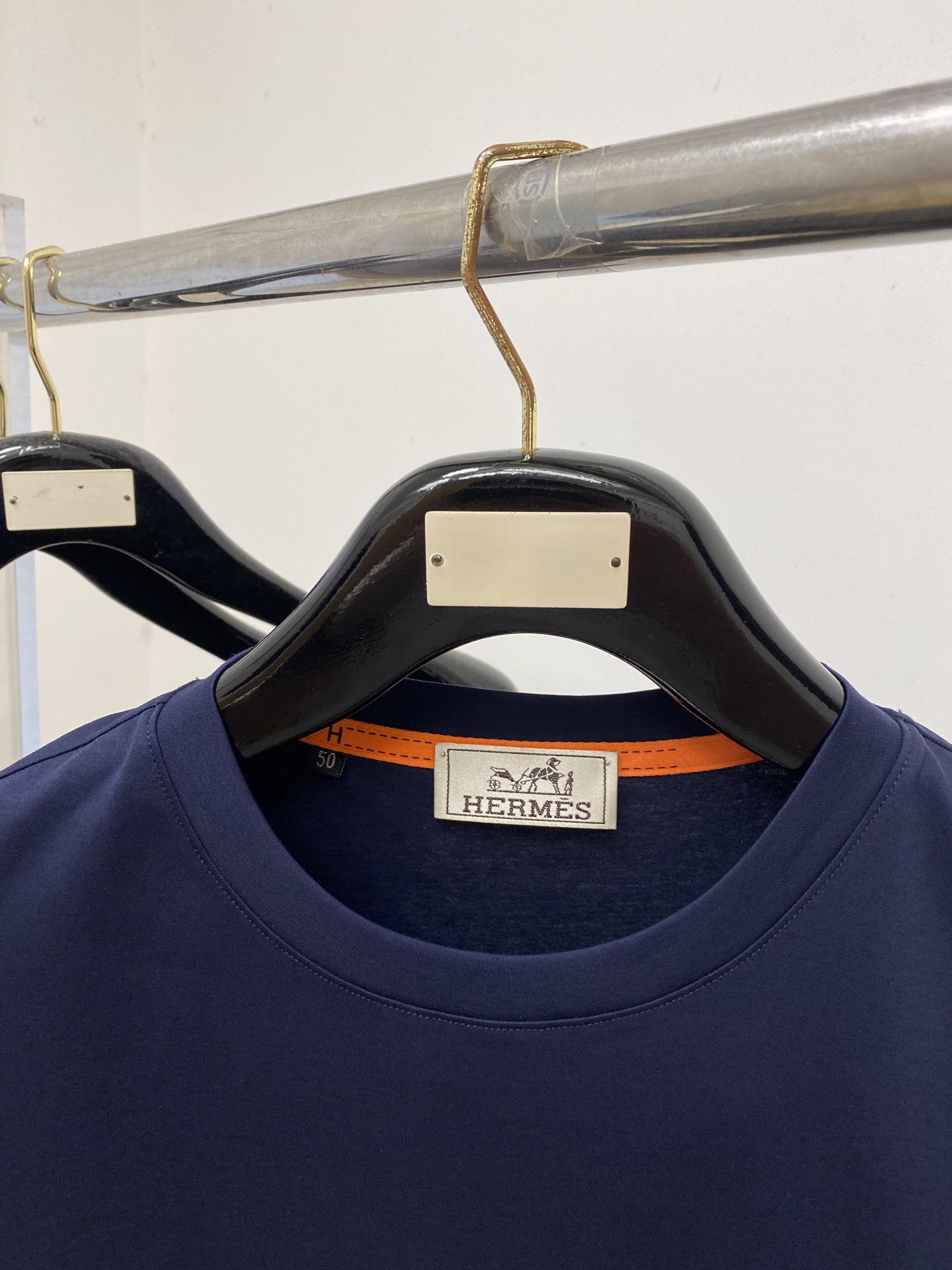 爱马仕、2026新品短袖T恤，帅气时尚，胸前顶级定织图案logo，简约百搭款。面料棉 不仅挺括，保持潮流