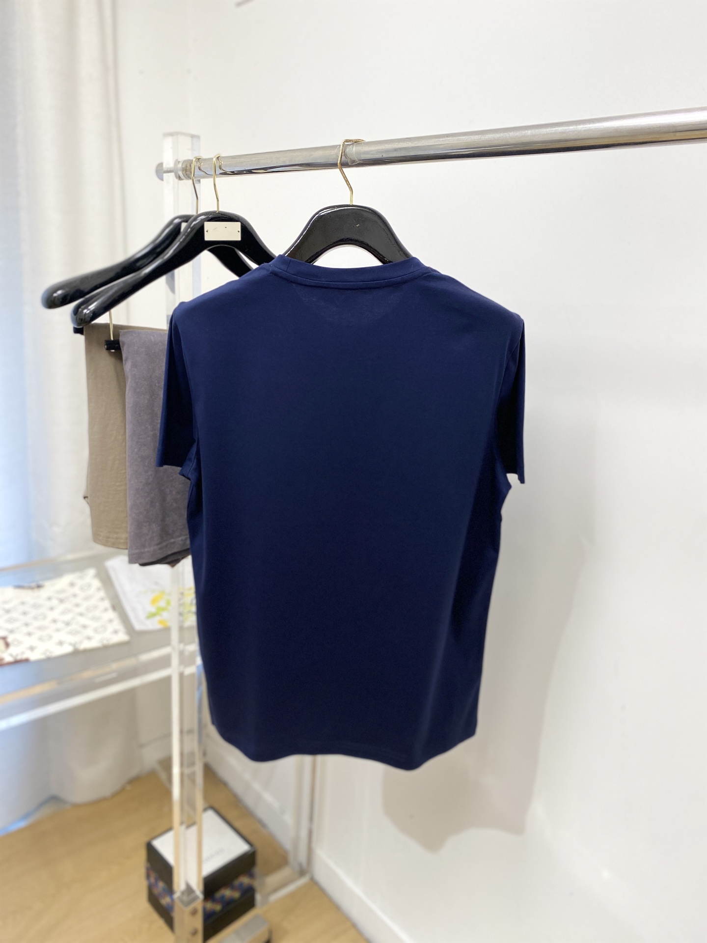 爱马仕、2026新品短袖T恤，帅气时尚，胸前顶级定织图案logo，简约百搭款。面料棉 不仅挺括，保持潮流