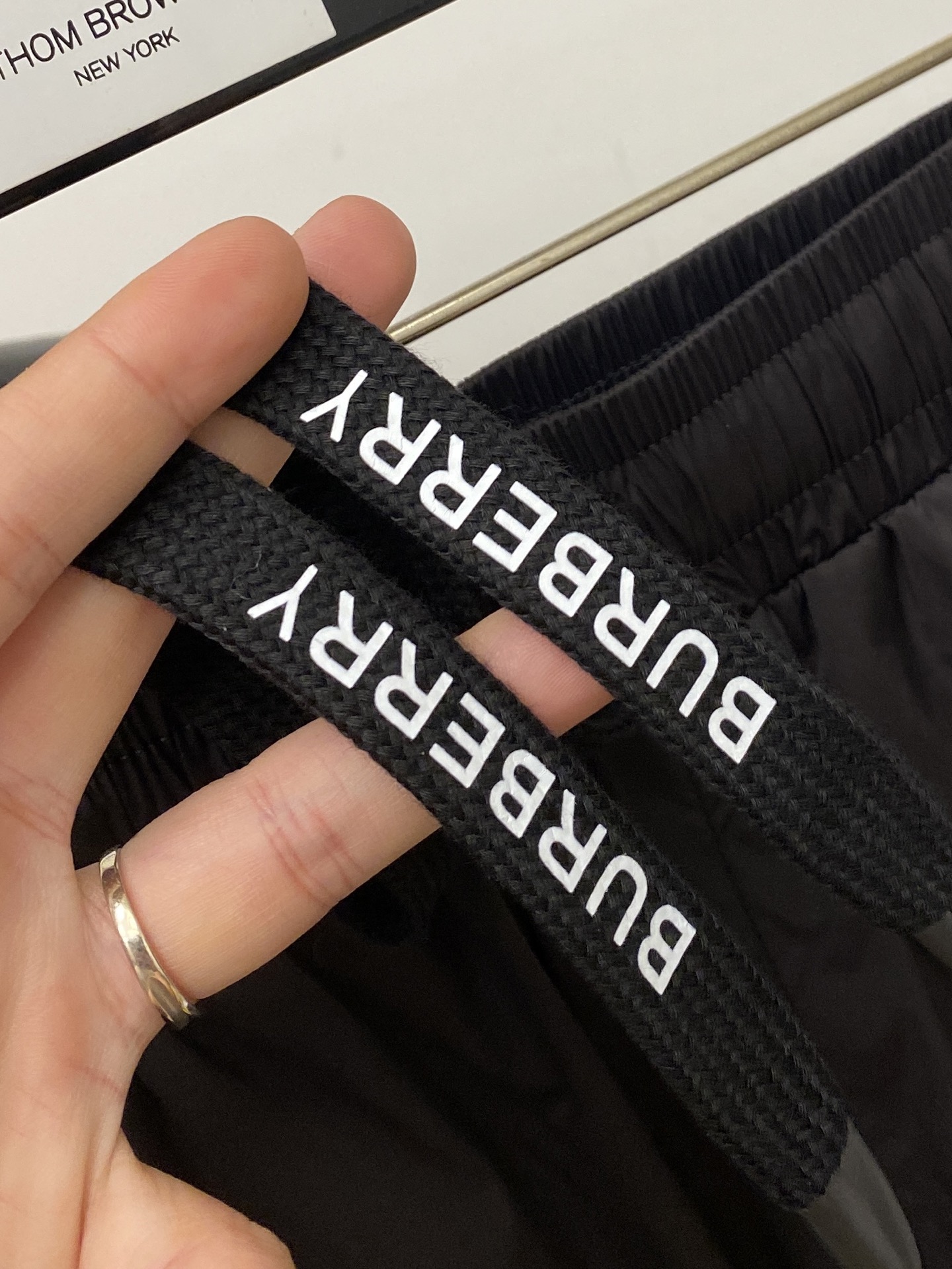 巴宝莉、2026爆款休闲短裤 高弹显瘦必爆简约百搭爆款，做工精细，每一针都看得到用心，超多明星网红最爱 