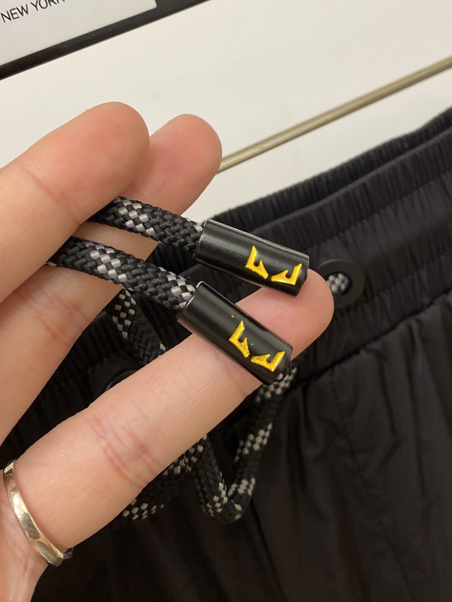 芬迪、2026爆款休闲短裤 高弹显瘦必爆简约百搭爆款，做工精细，每一针都看得到用心，超多明星网红最爱 拉