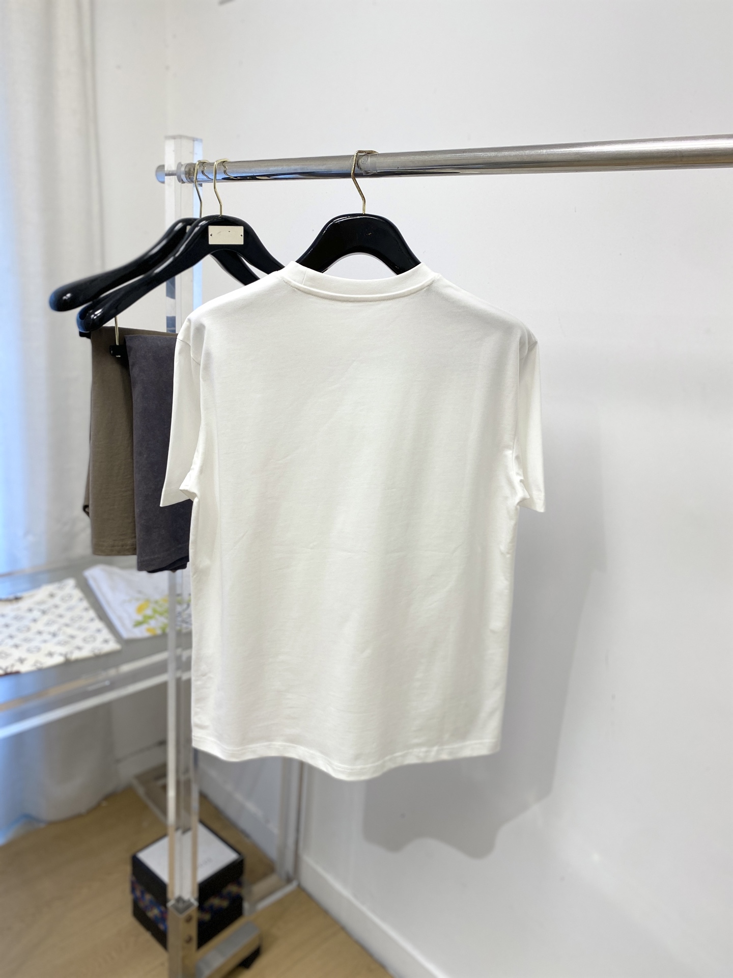 普拉达、2026新品短袖T恤，帅气时尚，简约百搭款。胸前顶级印花字母logo，面料棉 不仅挺括，保持潮流