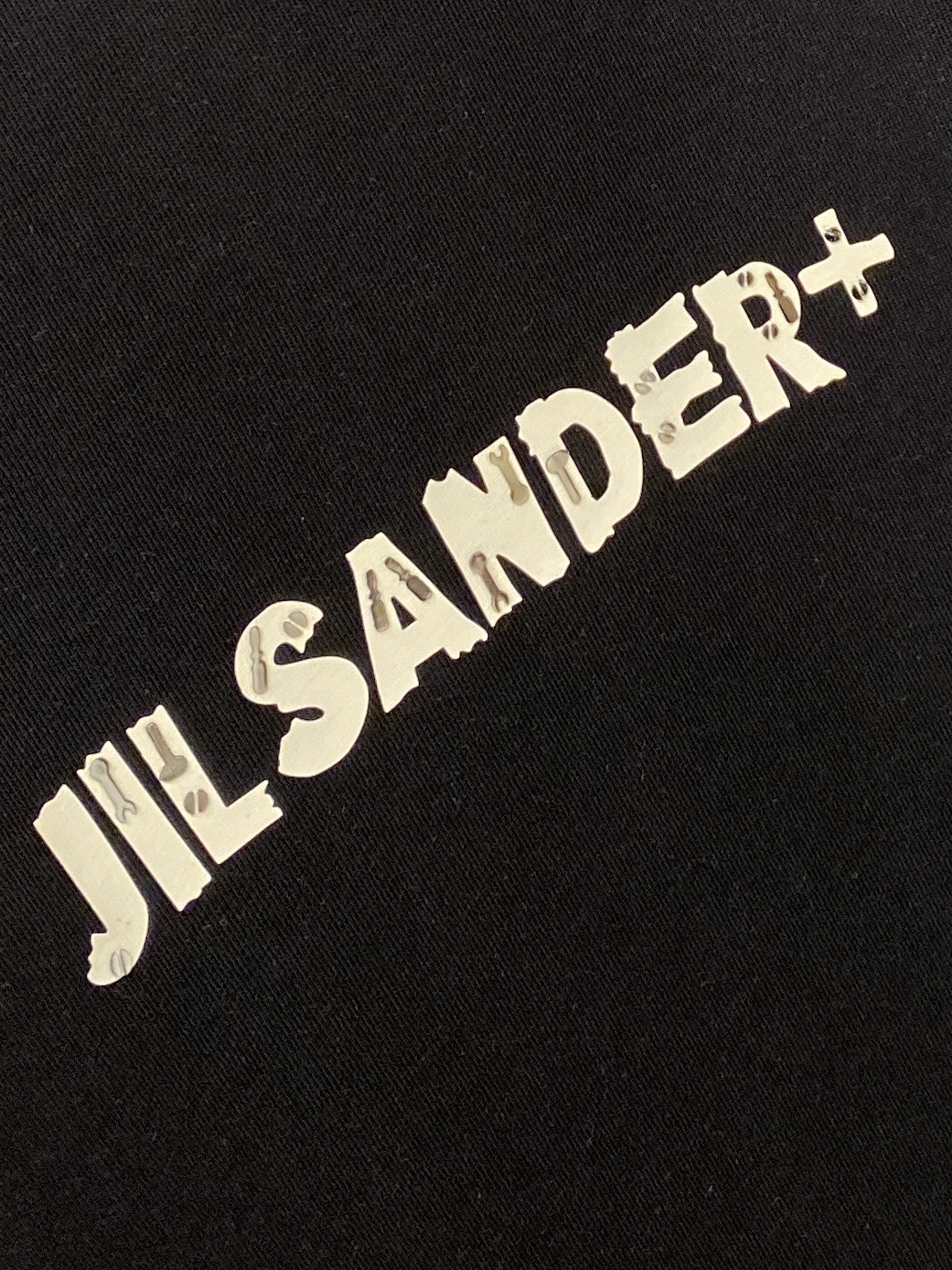 JIL SANDER 时尚潮牌、2026新品短袖T恤，帅气时尚，简约百搭款。胸前顶级印胶字母logo，面
