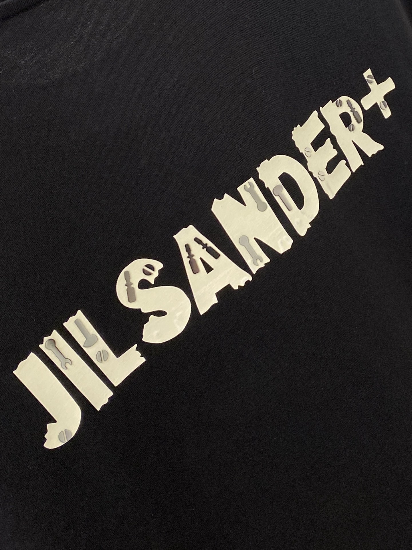 JIL SANDER 时尚潮牌、2026新品短袖T恤，帅气时尚，简约百搭款。胸前顶级印胶字母logo，面