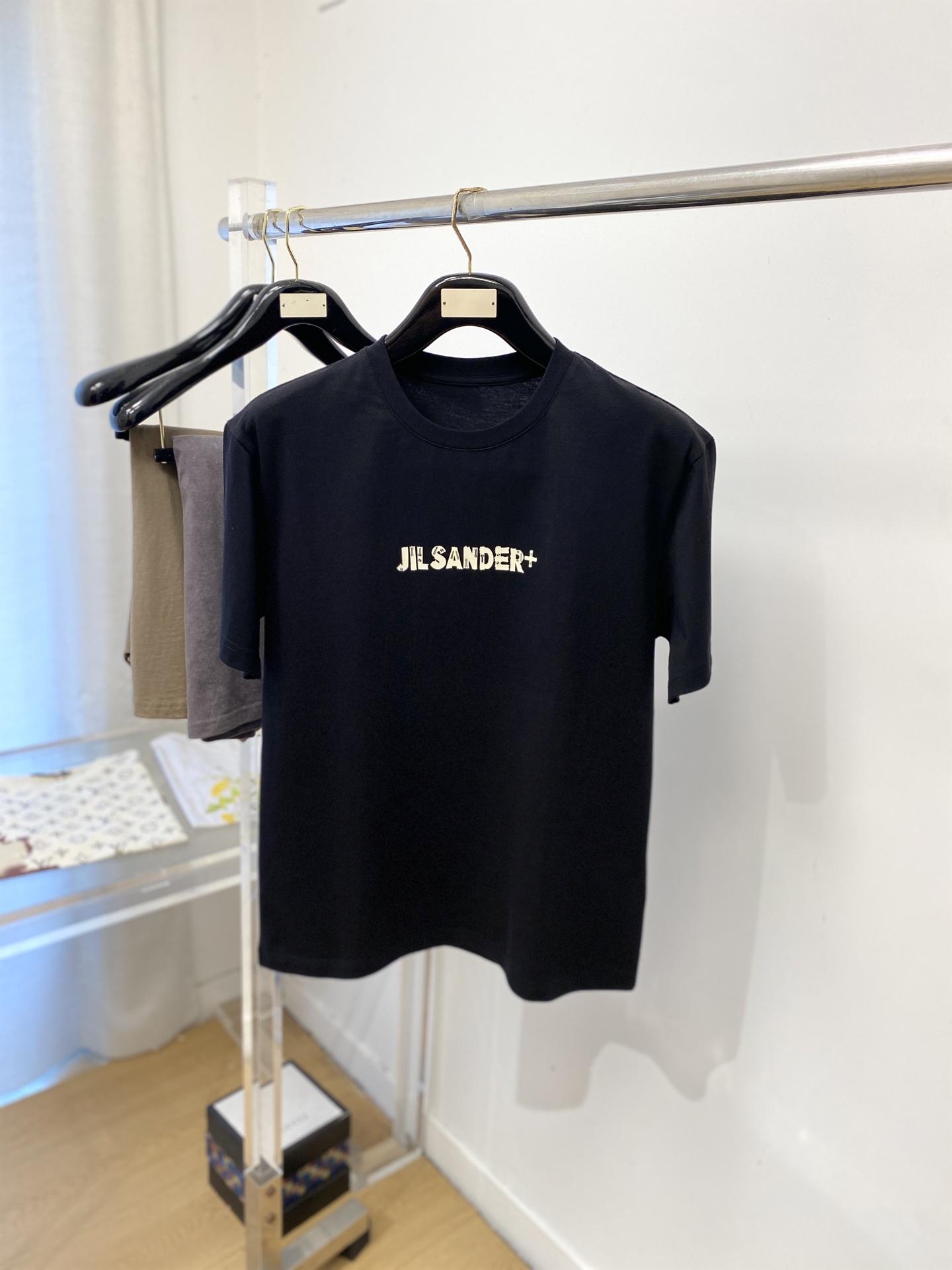 JIL SANDER 时尚潮牌、2026新品短袖T恤，帅气时尚，简约百搭款。胸前顶级印胶字母logo，面