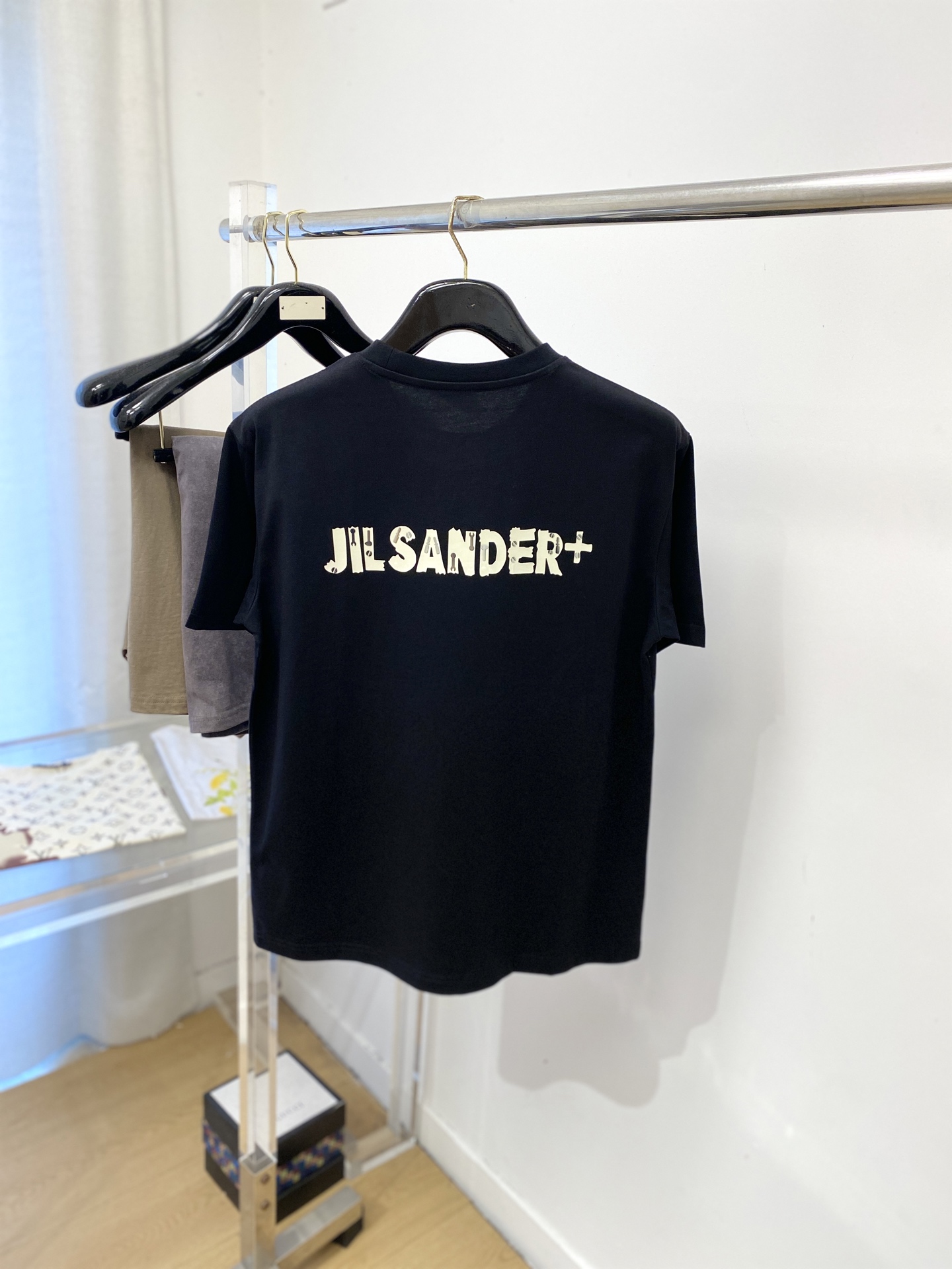 JIL SANDER 时尚潮牌、2026新品短袖T恤，帅气时尚，简约百搭款。胸前顶级印胶字母logo，面