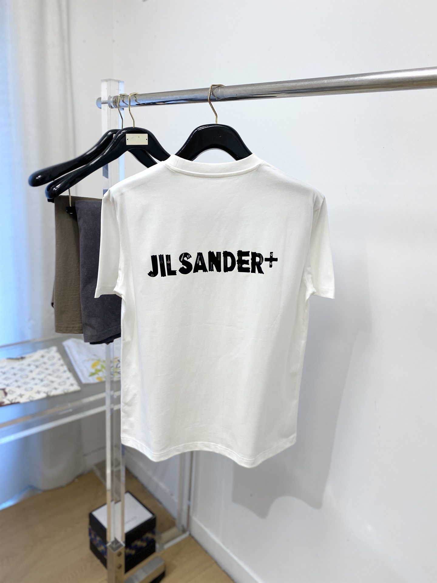JIL SANDER 时尚潮牌、2026新品短袖T恤，帅气时尚，简约百搭款。胸前顶级印胶字母logo，面