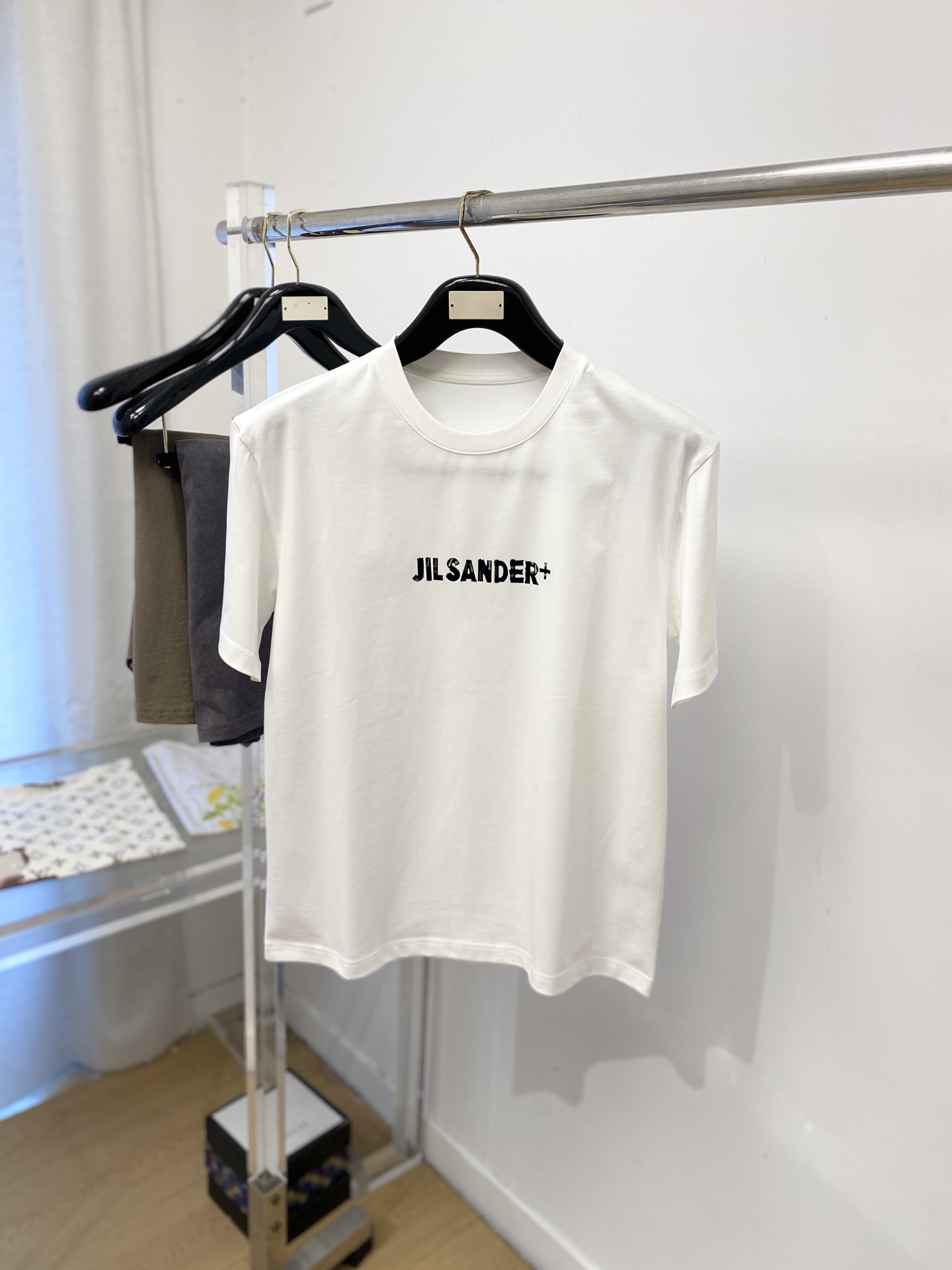 JIL SANDER 时尚潮牌、2026新品短袖T恤，帅气时尚，简约百搭款。胸前顶级印胶字母logo，面