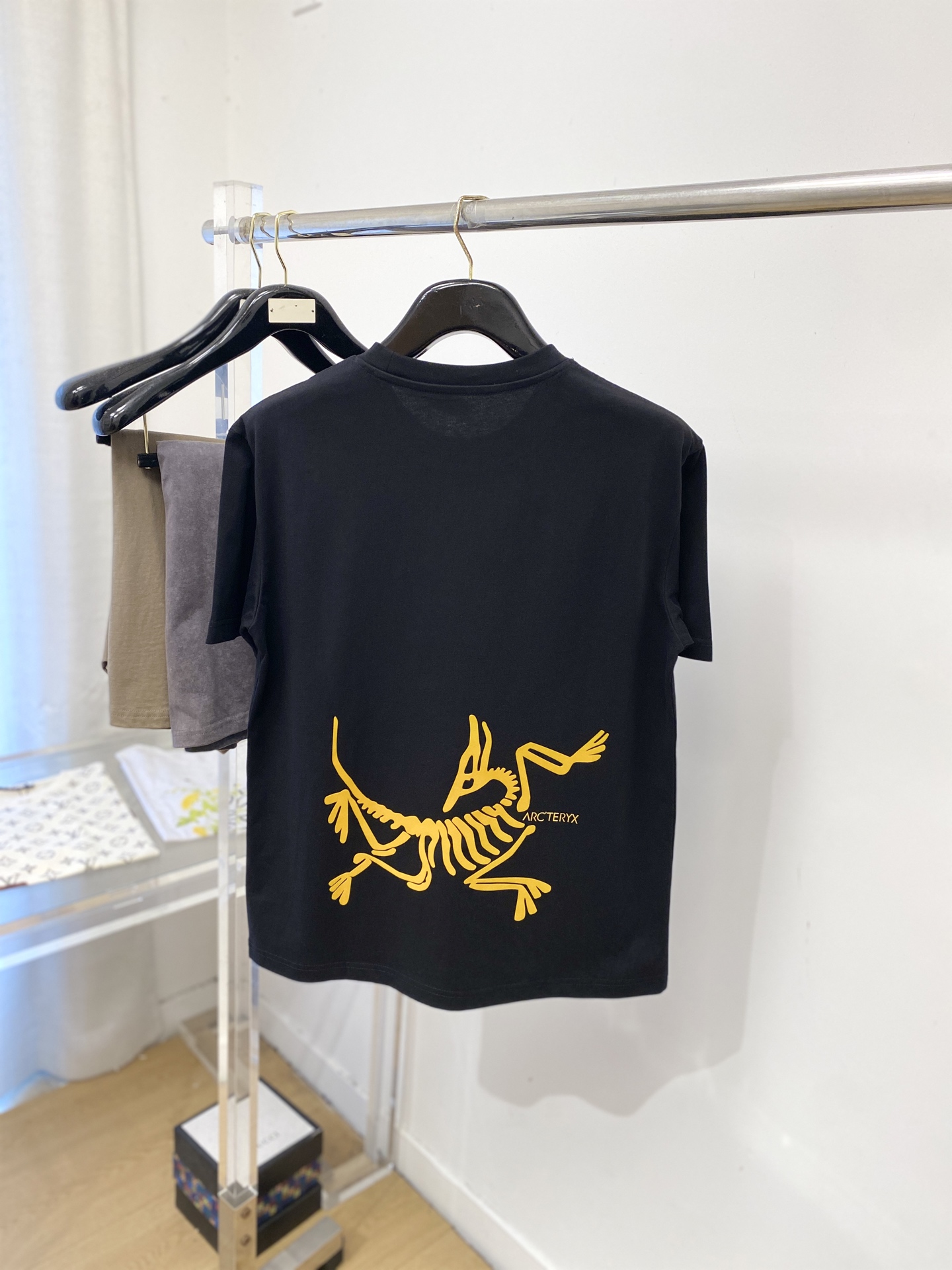 始祖鸟、2026新品短袖T恤，帅气时尚，简约百搭款。胸前顶级印胶图案logo，面料棉 不仅挺括，保持潮流