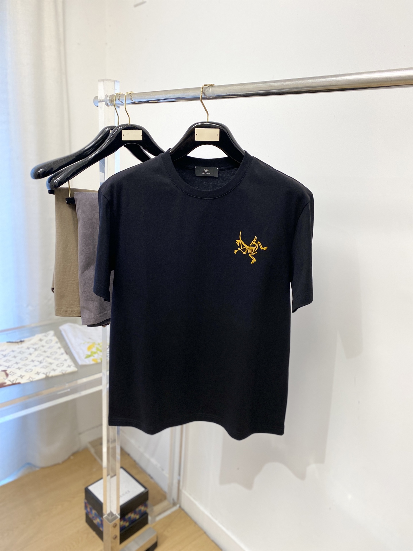 始祖鸟、2026新品短袖T恤，帅气时尚，简约百搭款。胸前顶级印胶图案logo，面料棉 不仅挺括，保持潮流