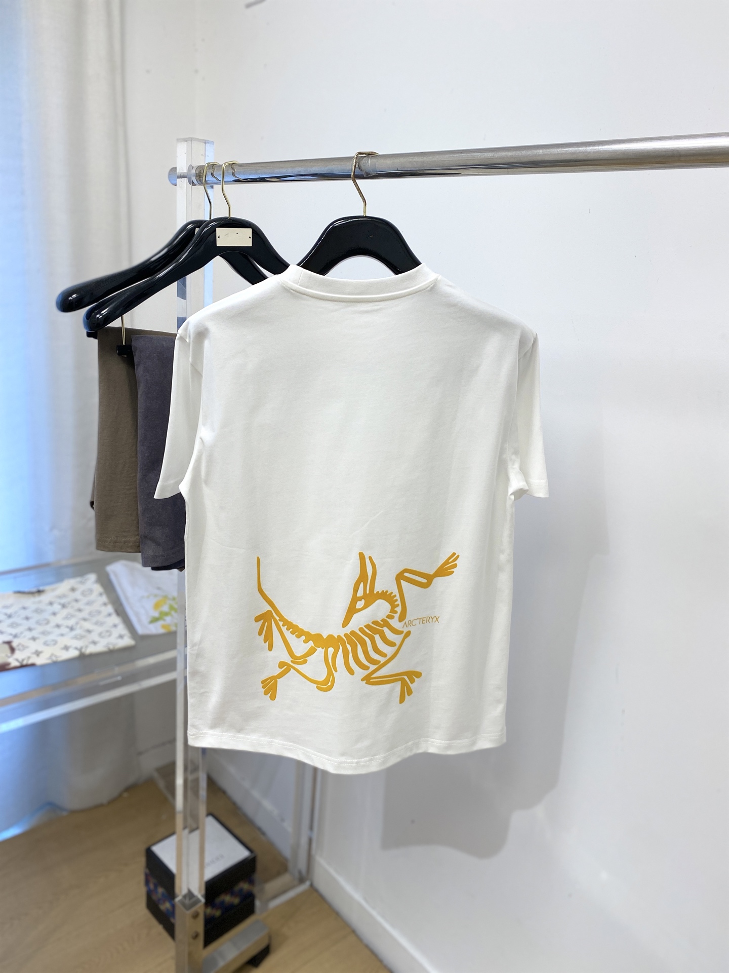 始祖鸟、2026新品短袖T恤，帅气时尚，简约百搭款。胸前顶级印胶图案logo，面料棉 不仅挺括，保持潮流