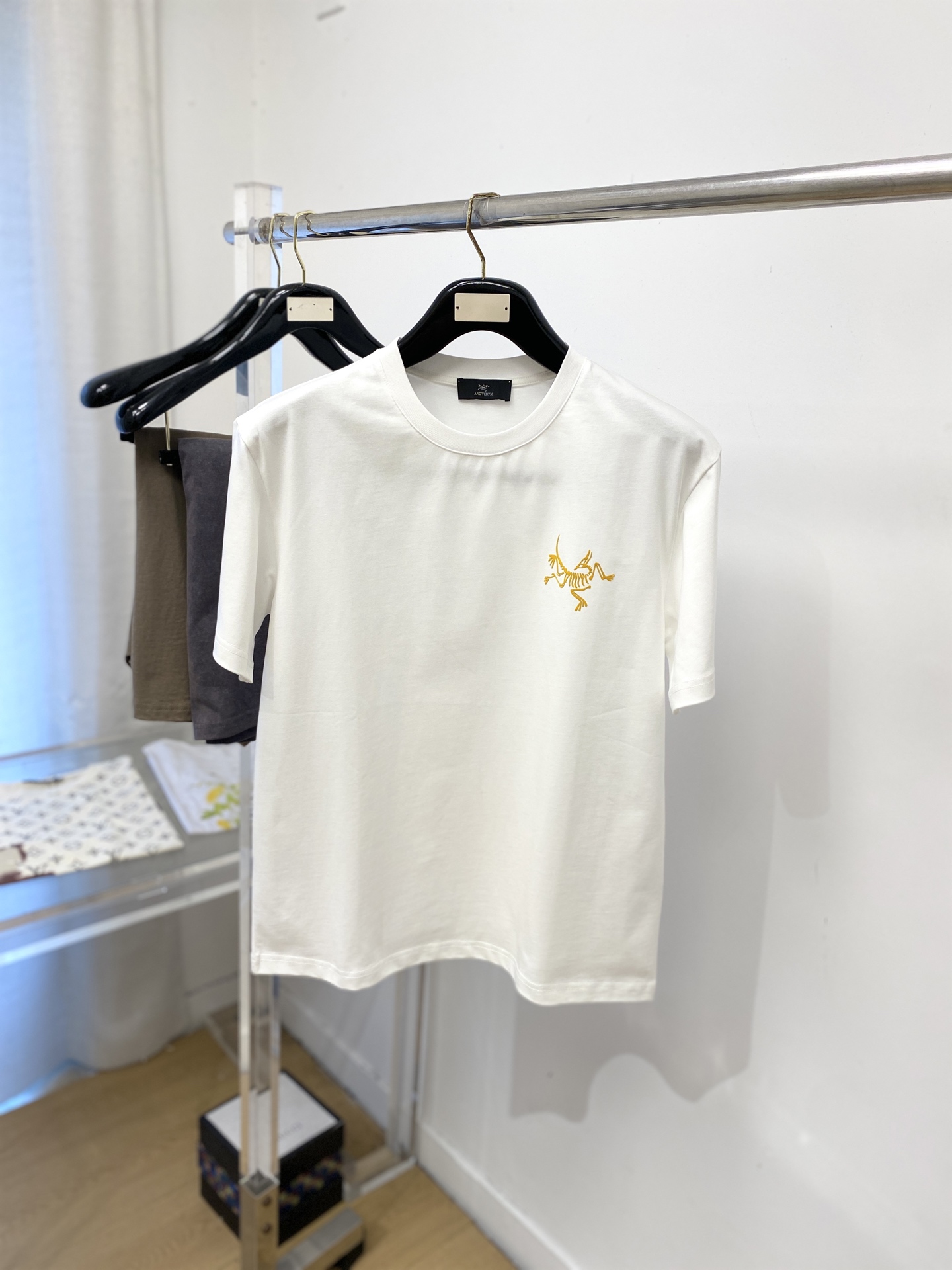 始祖鸟、2026新品短袖T恤，帅气时尚，简约百搭款。胸前顶级印胶图案logo，面料棉 不仅挺括，保持潮流