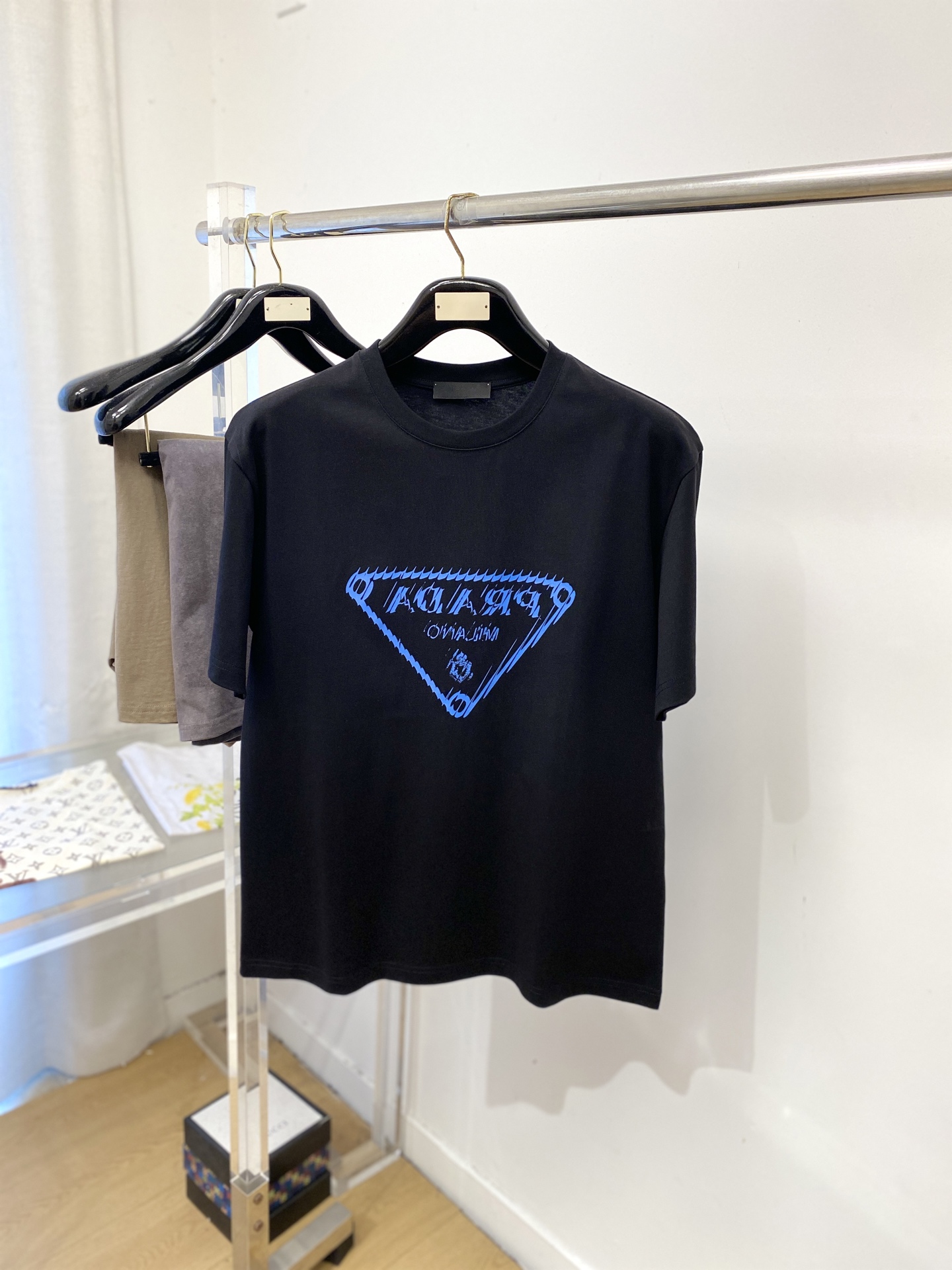 普拉达、2026新品短袖T恤，帅气时尚，简约百搭款。胸前顶级印花字母logo，面料棉 不仅挺括，保持潮流