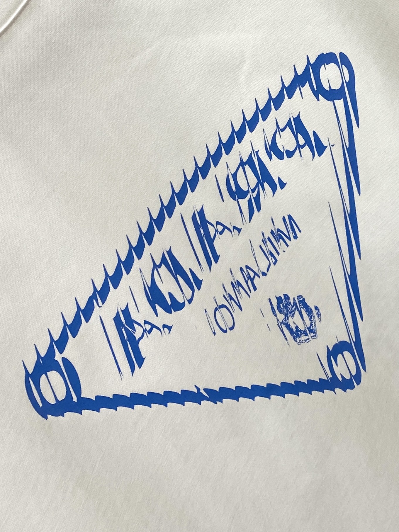 普拉达、2026新品短袖T恤，帅气时尚，简约百搭款。胸前顶级印花字母logo，面料棉 不仅挺括，保持潮流