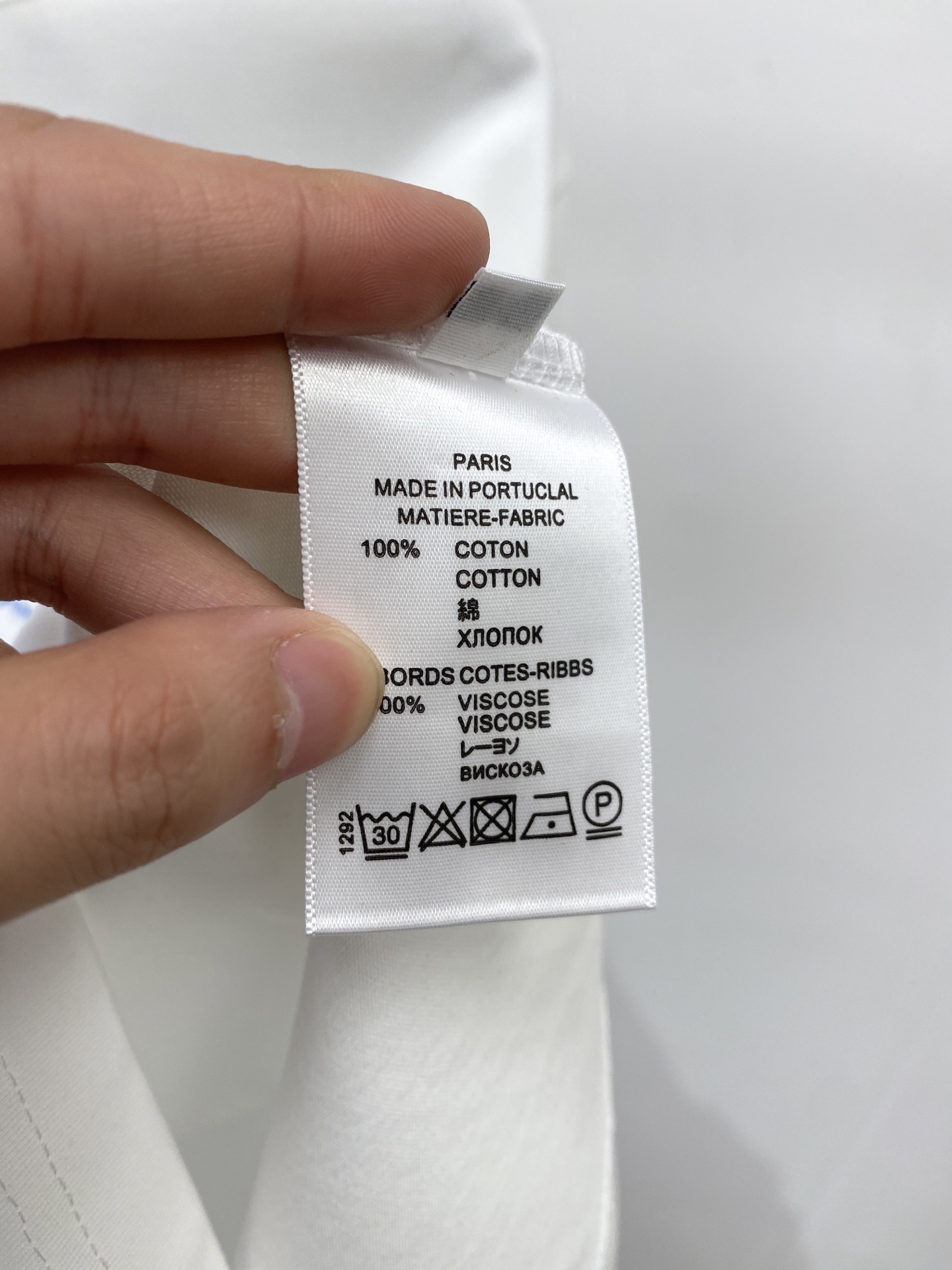 普拉达、2026新品短袖T恤，帅气时尚，简约百搭款。胸前顶级印花字母logo，面料棉 不仅挺括，保持潮流